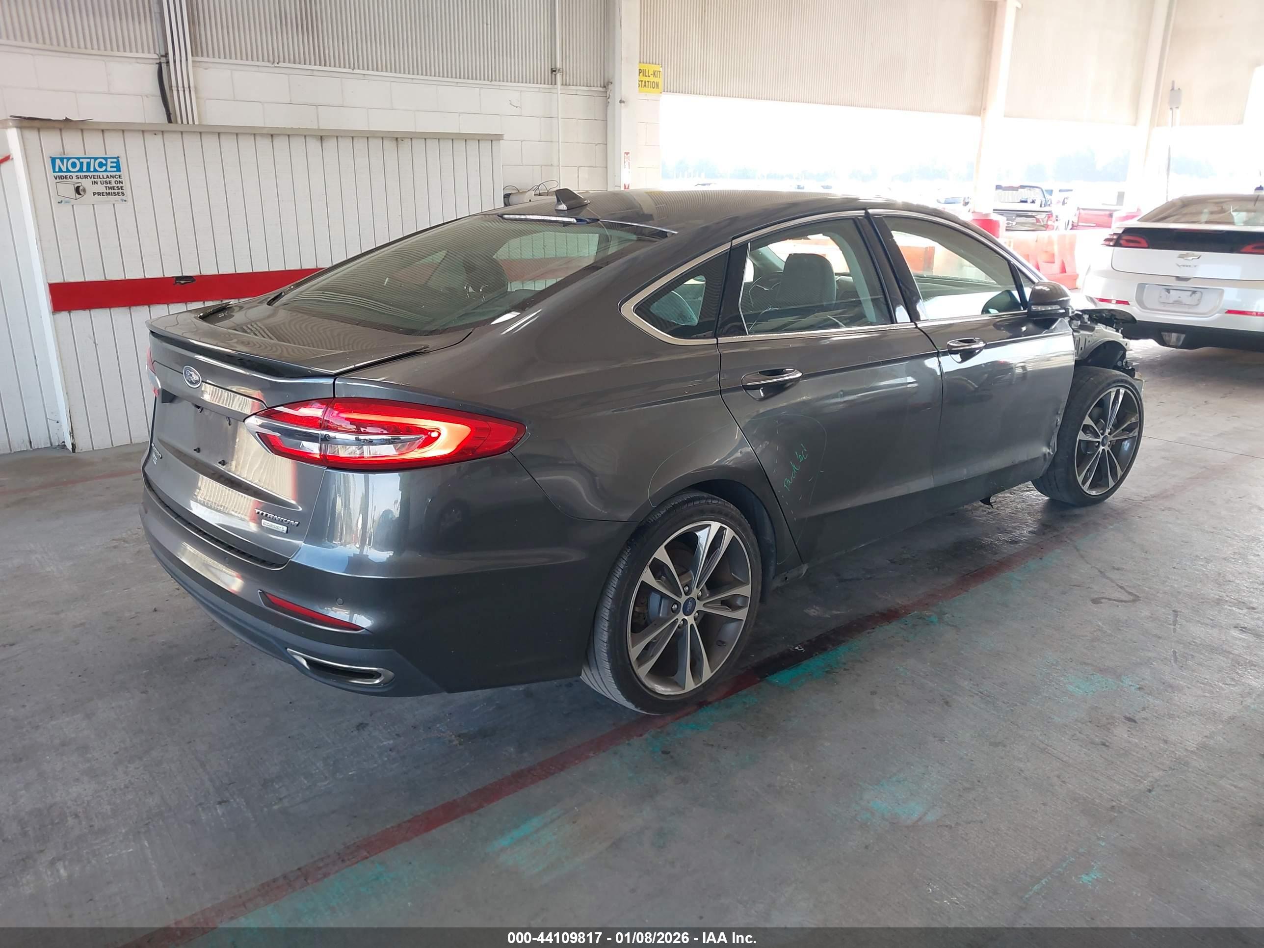 FORD FUSION image 4