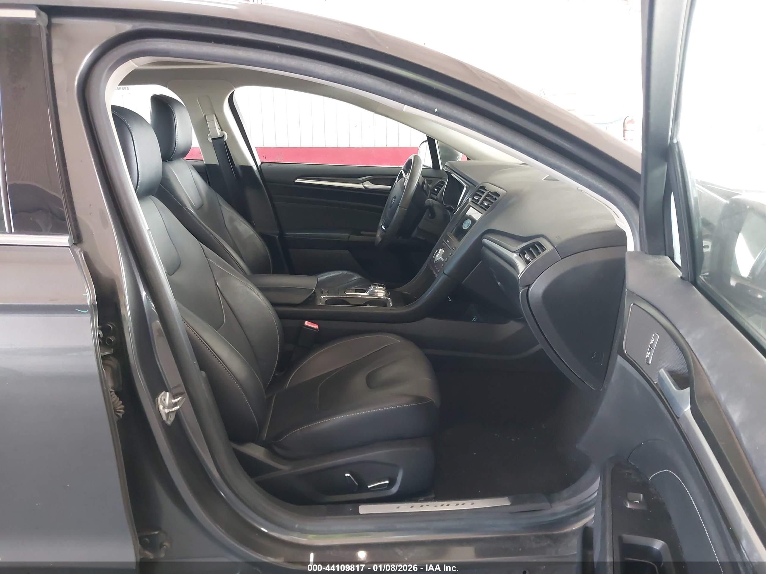 FORD FUSION image 5