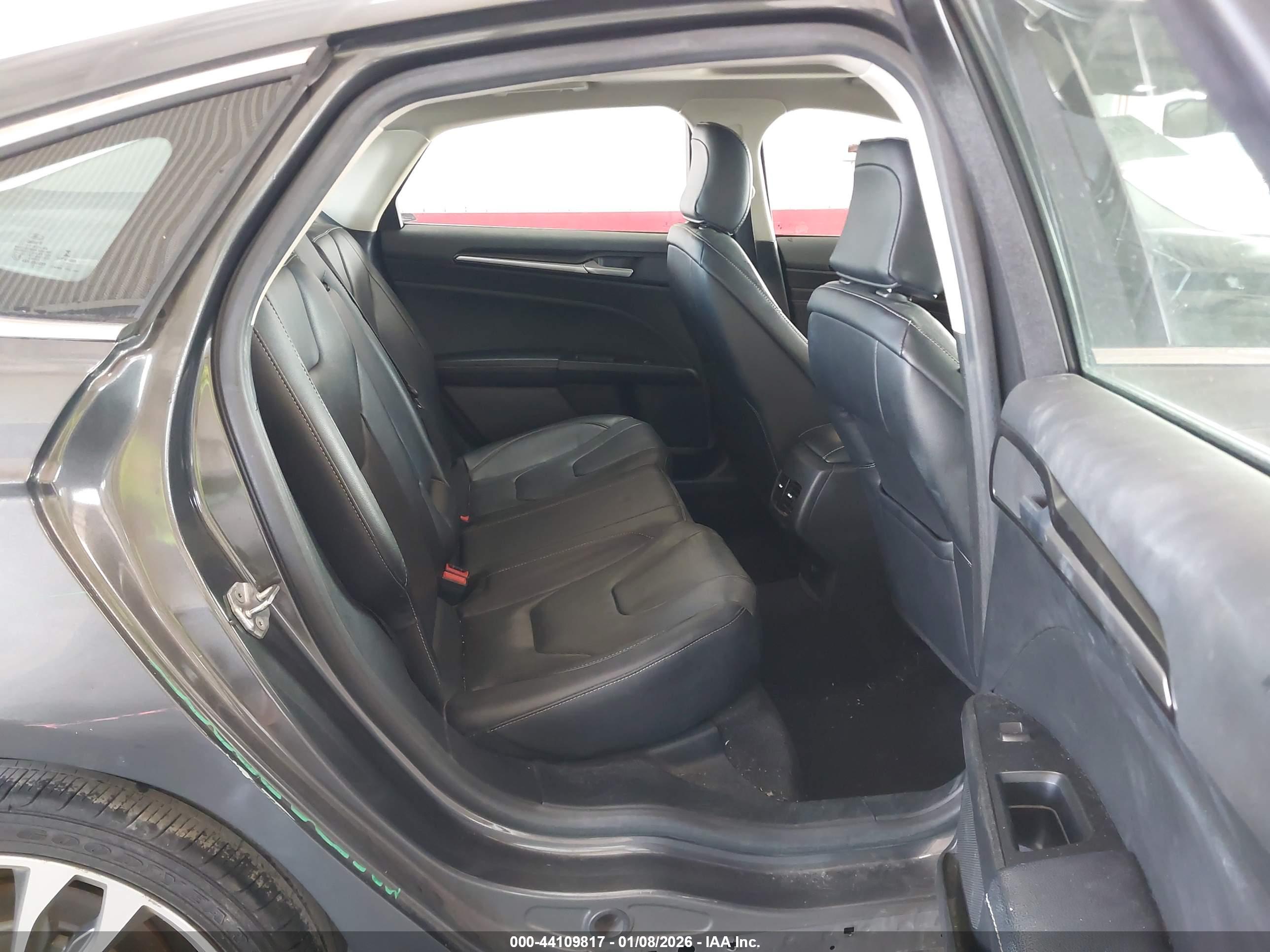 FORD FUSION image 8