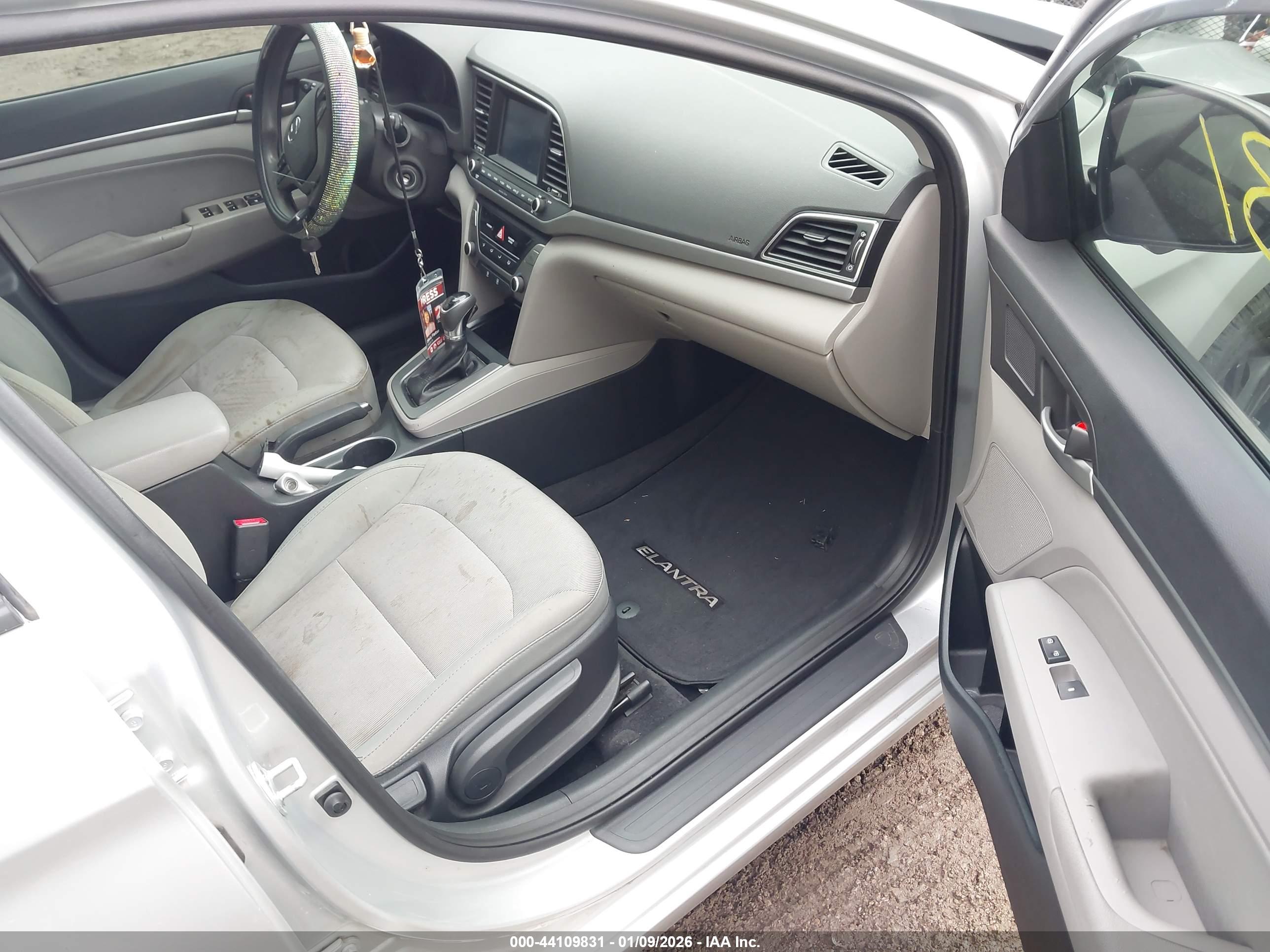 HYUNDAI ELANTRA image 5