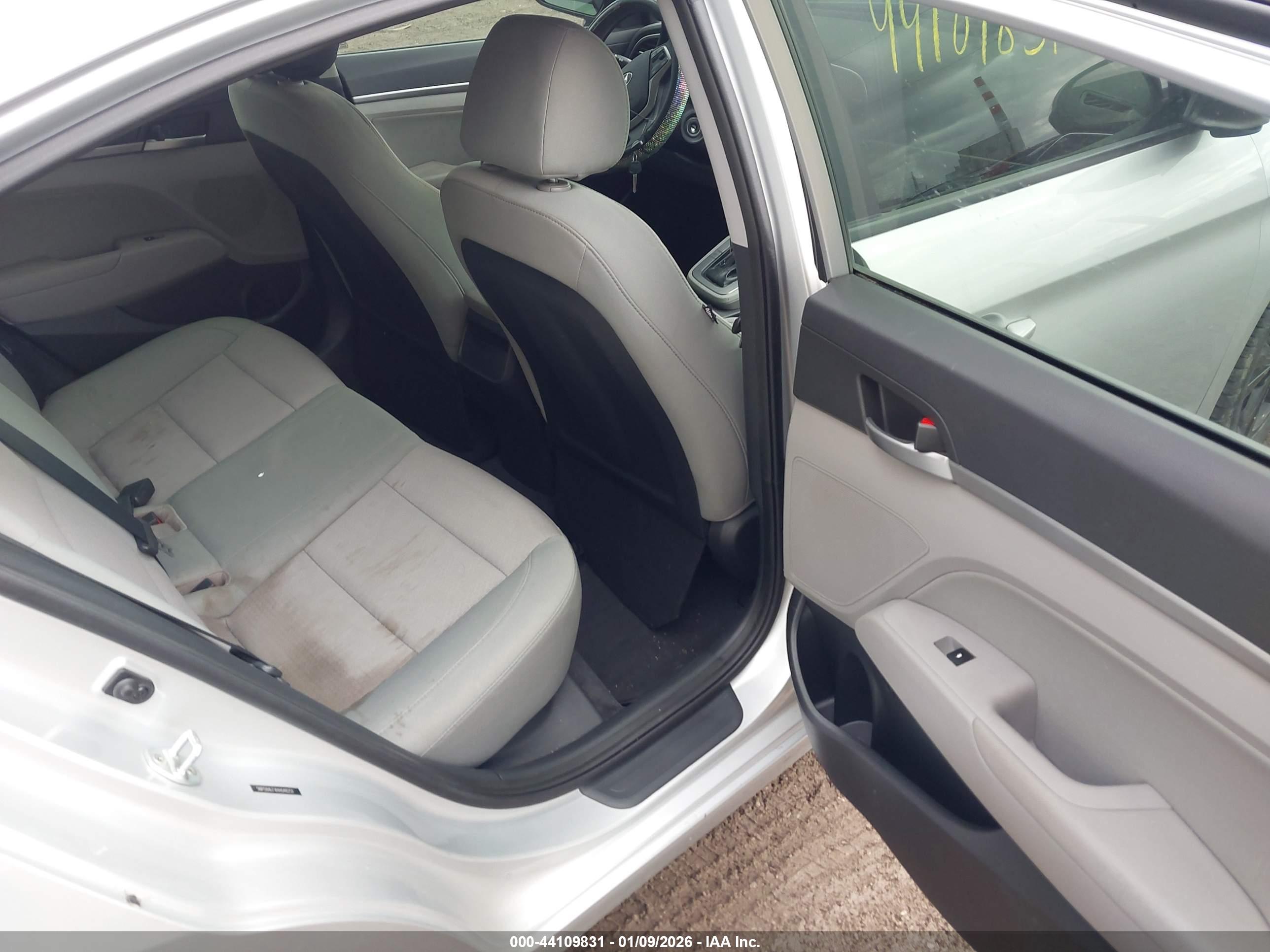HYUNDAI ELANTRA image 8