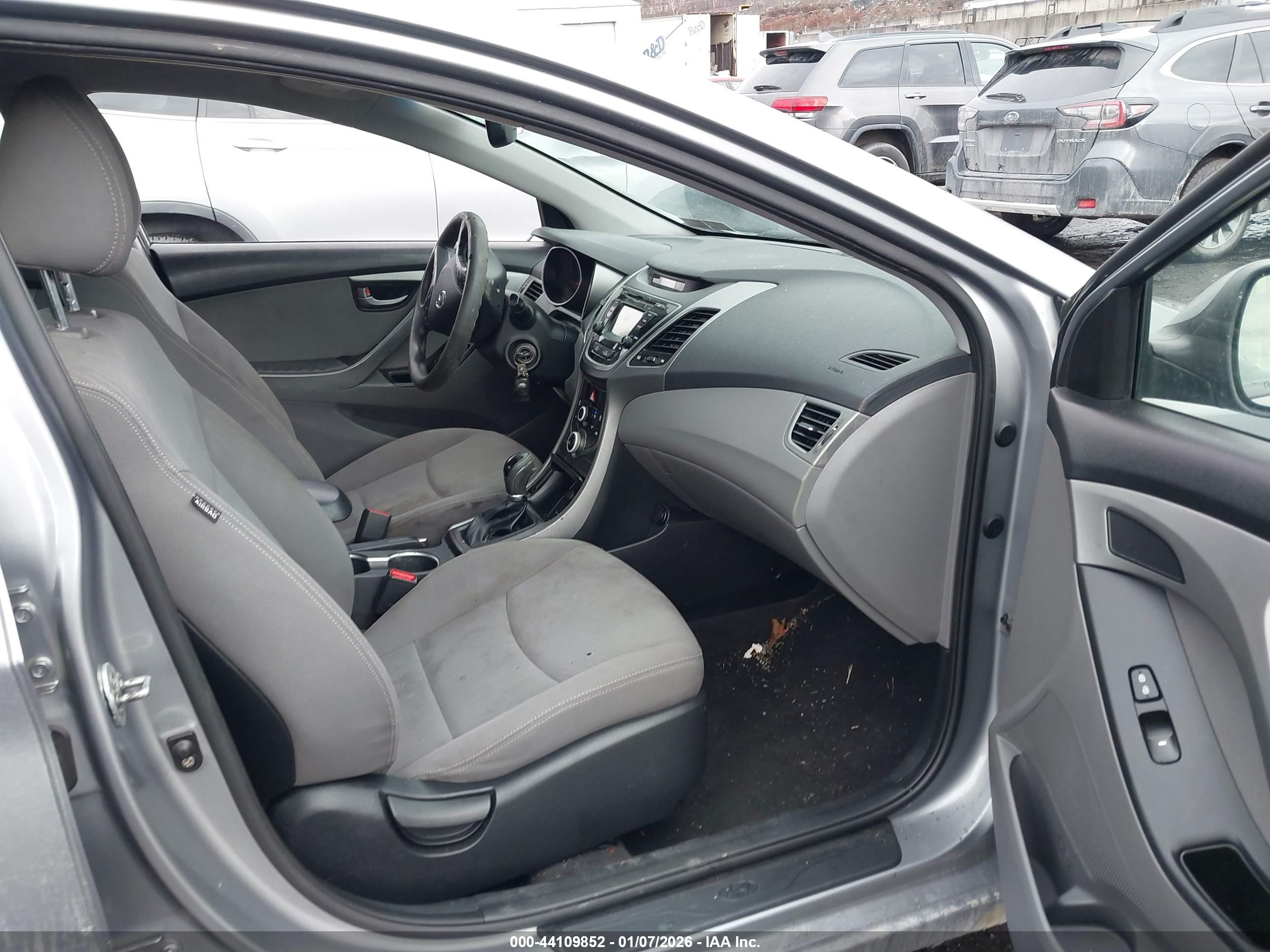 HYUNDAI ELANTRA image 5
