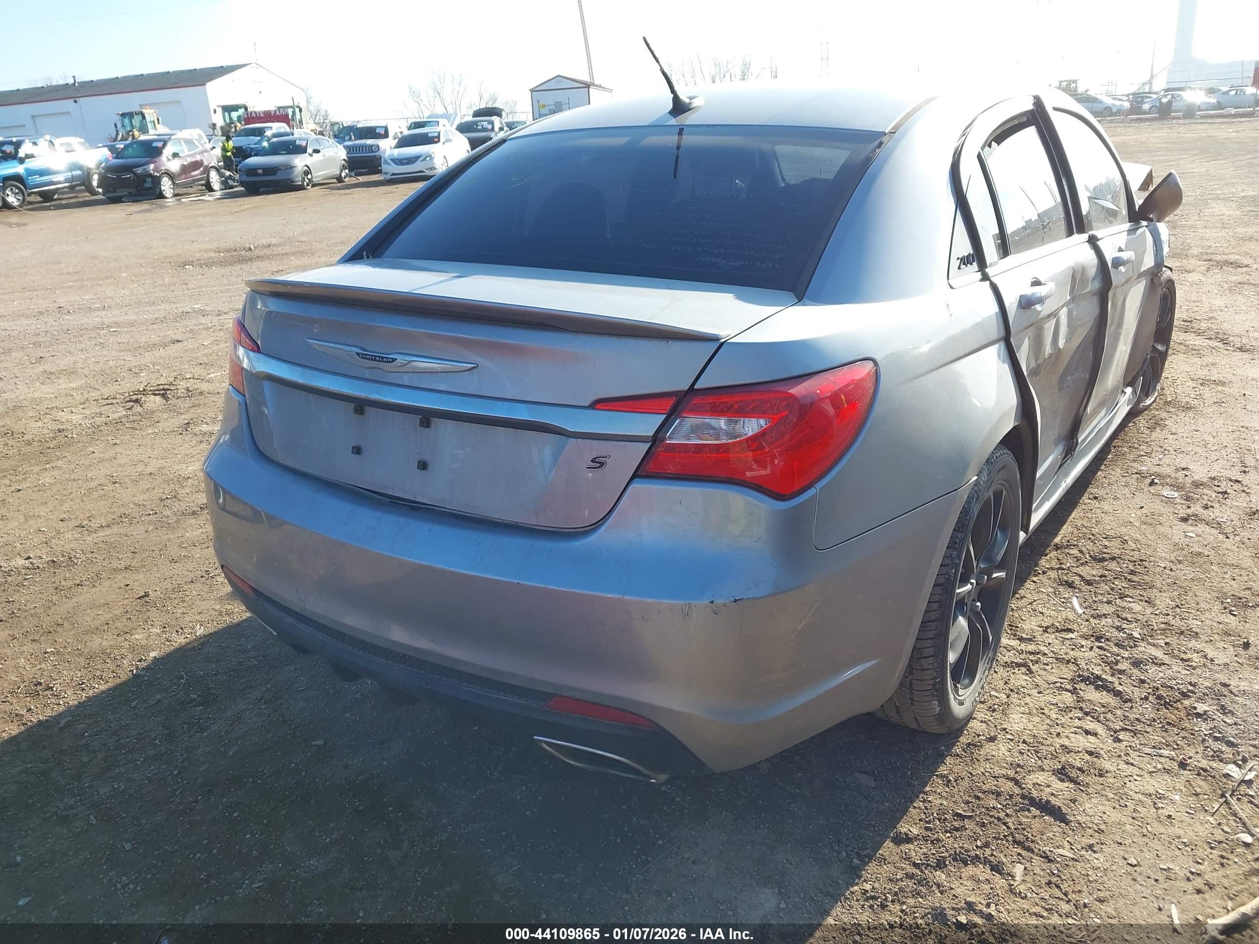 CHRYSLER 200 image 4