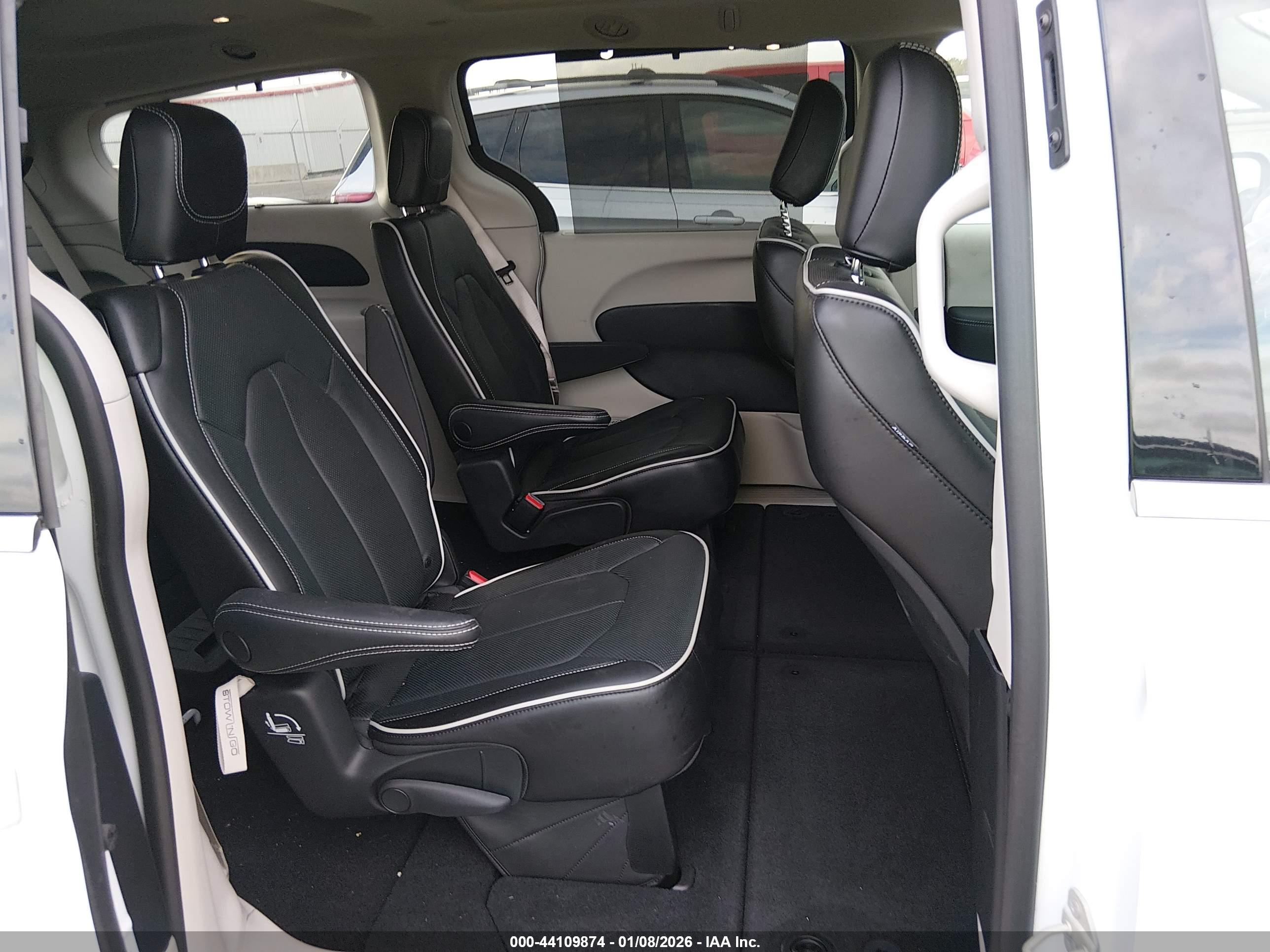 CHRYSLER PACIFICA image 8