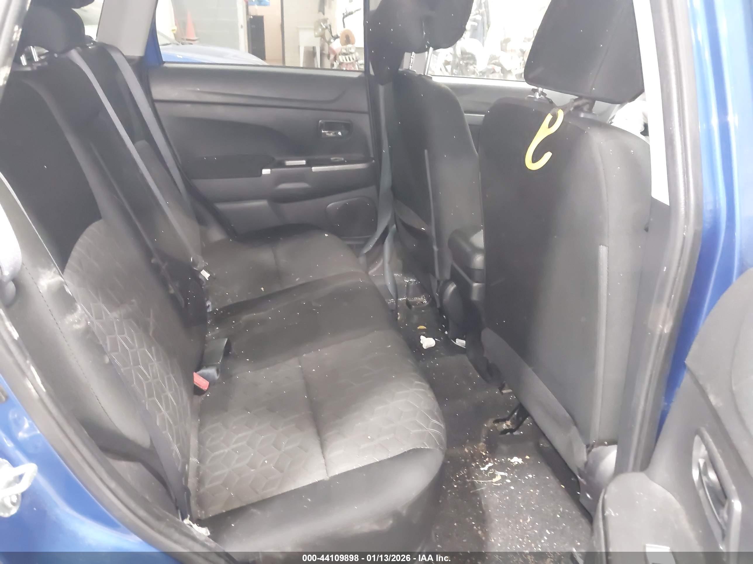 MITSUBISHI OUTLANDER image 8