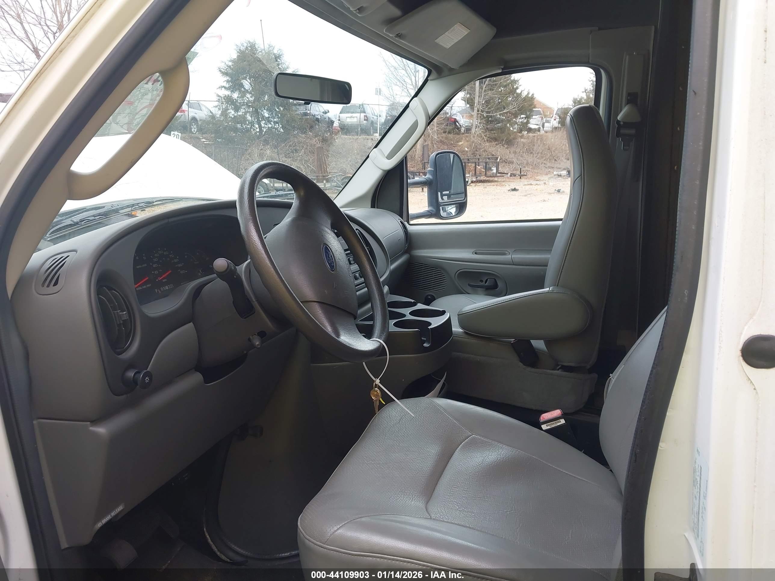 FORD E-450 image 7