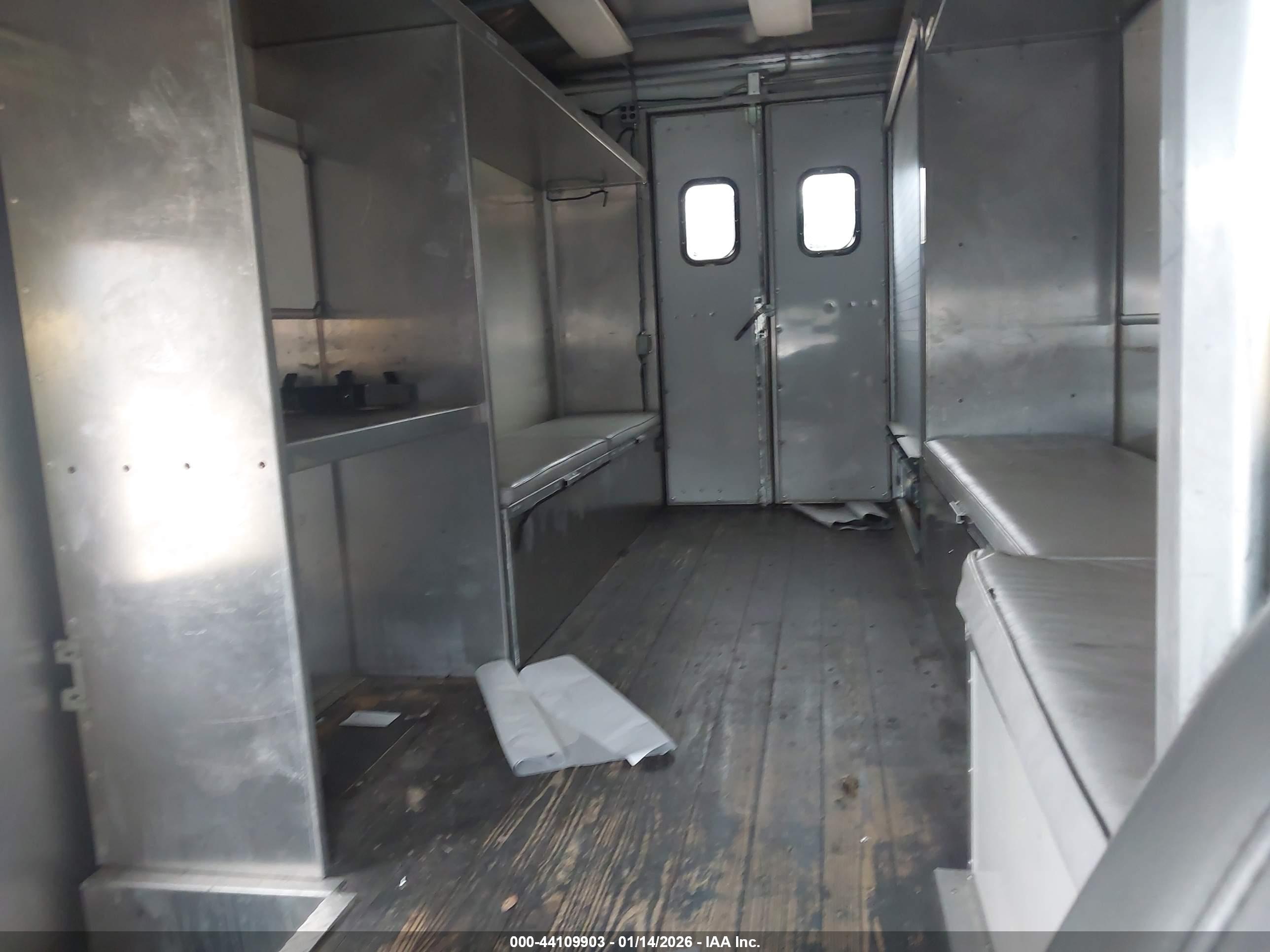 FORD E-450 image 8