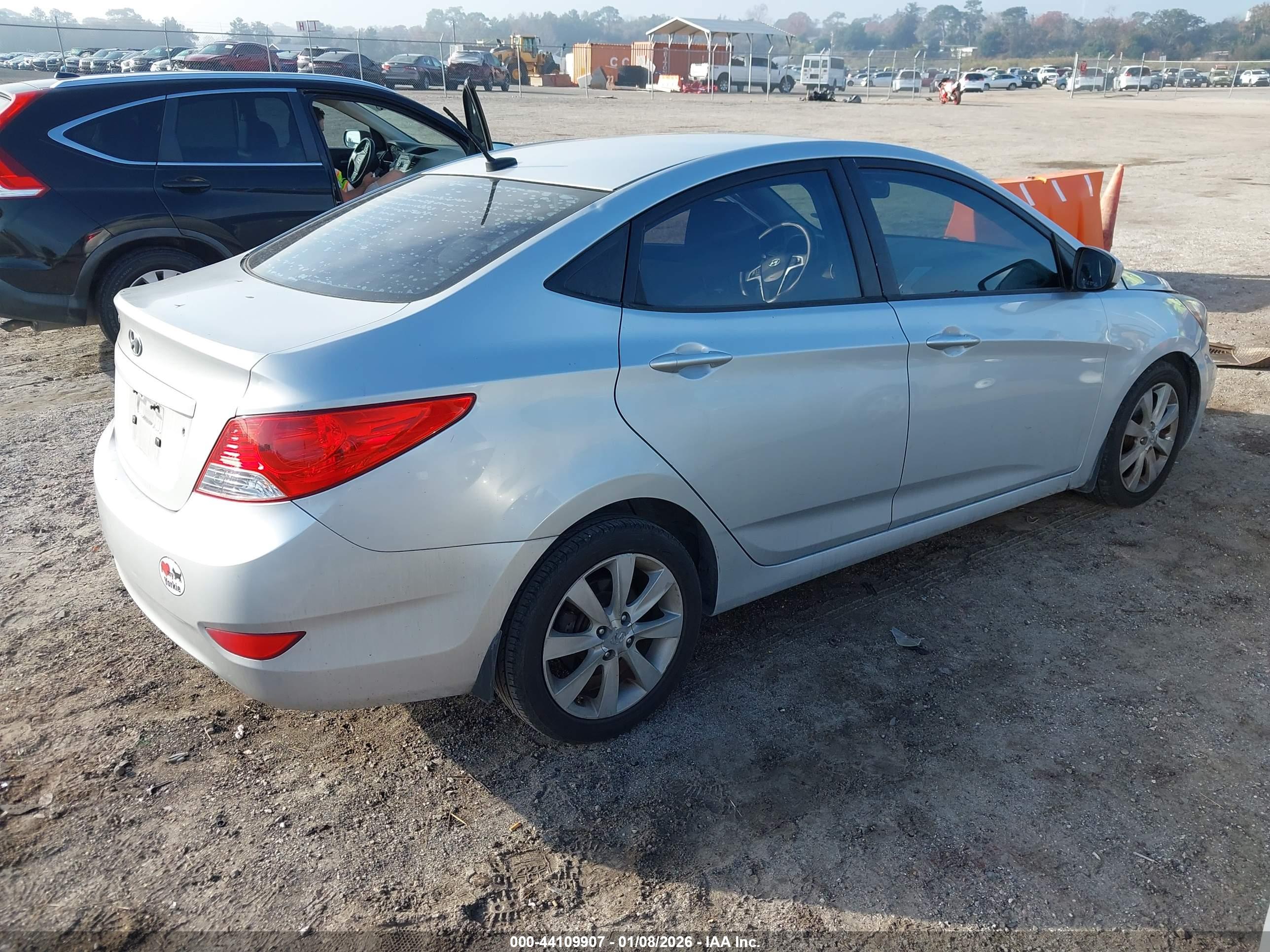 HYUNDAI ACCENT image 4