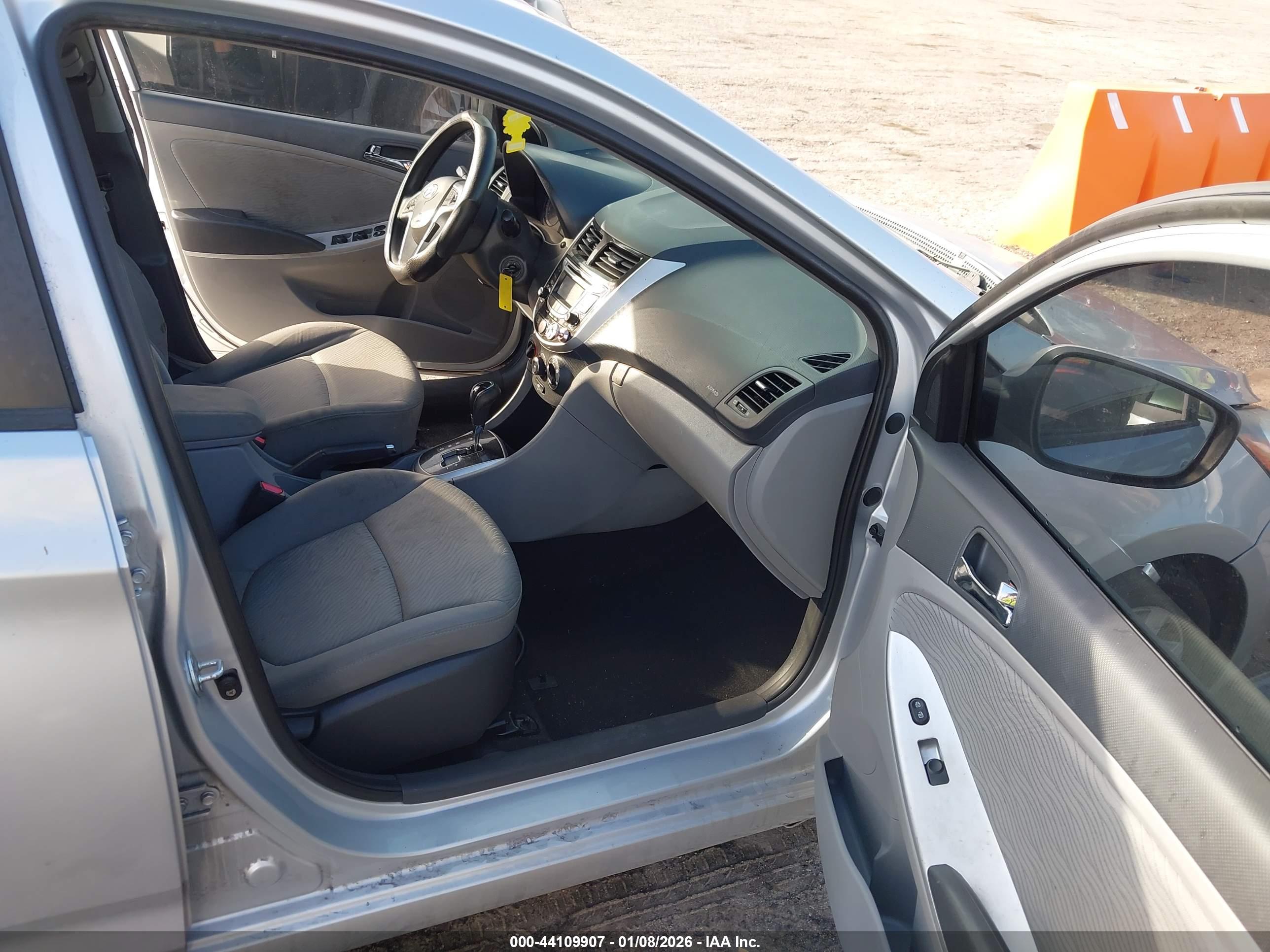 HYUNDAI ACCENT image 5