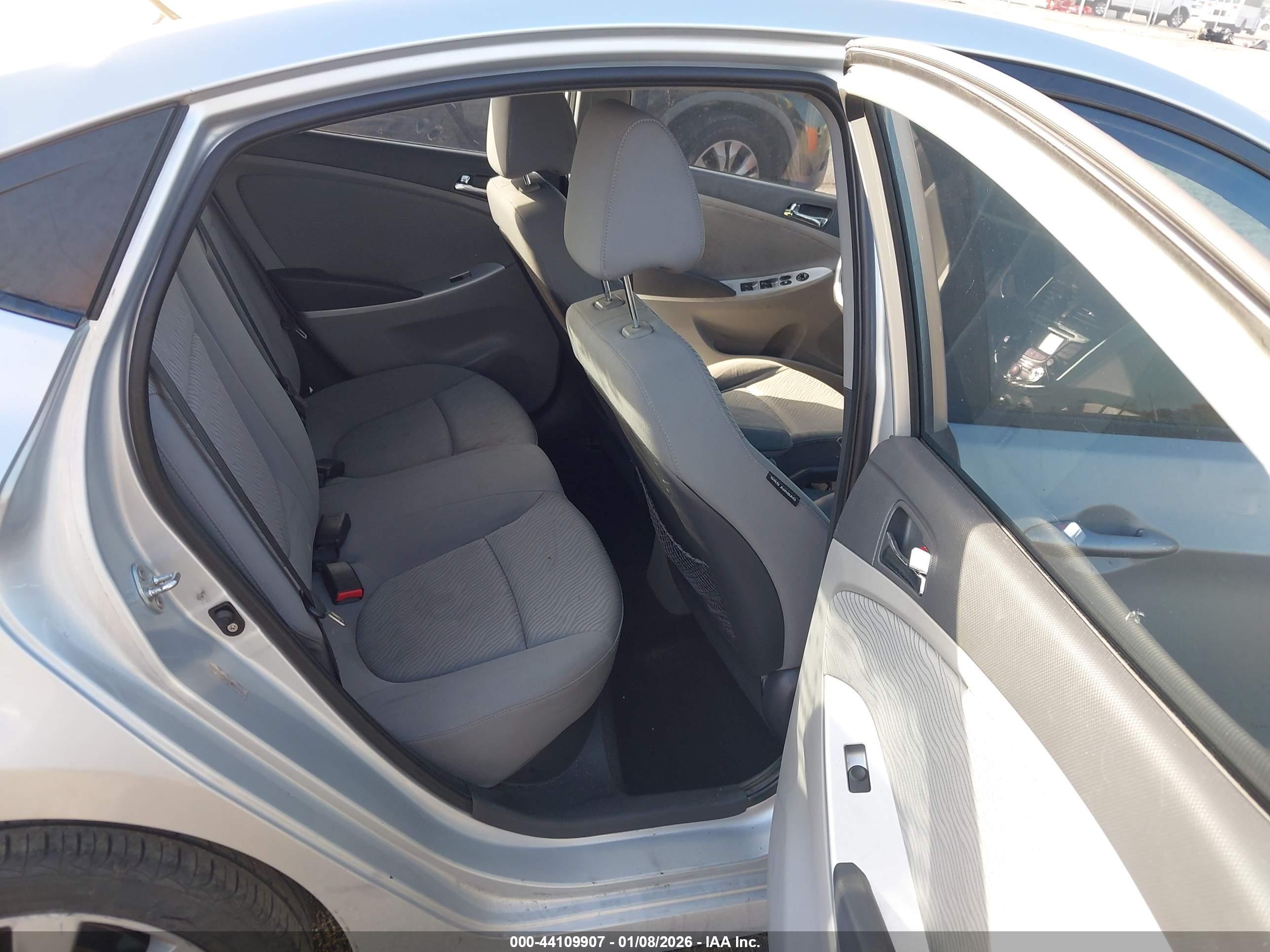 HYUNDAI ACCENT image 8