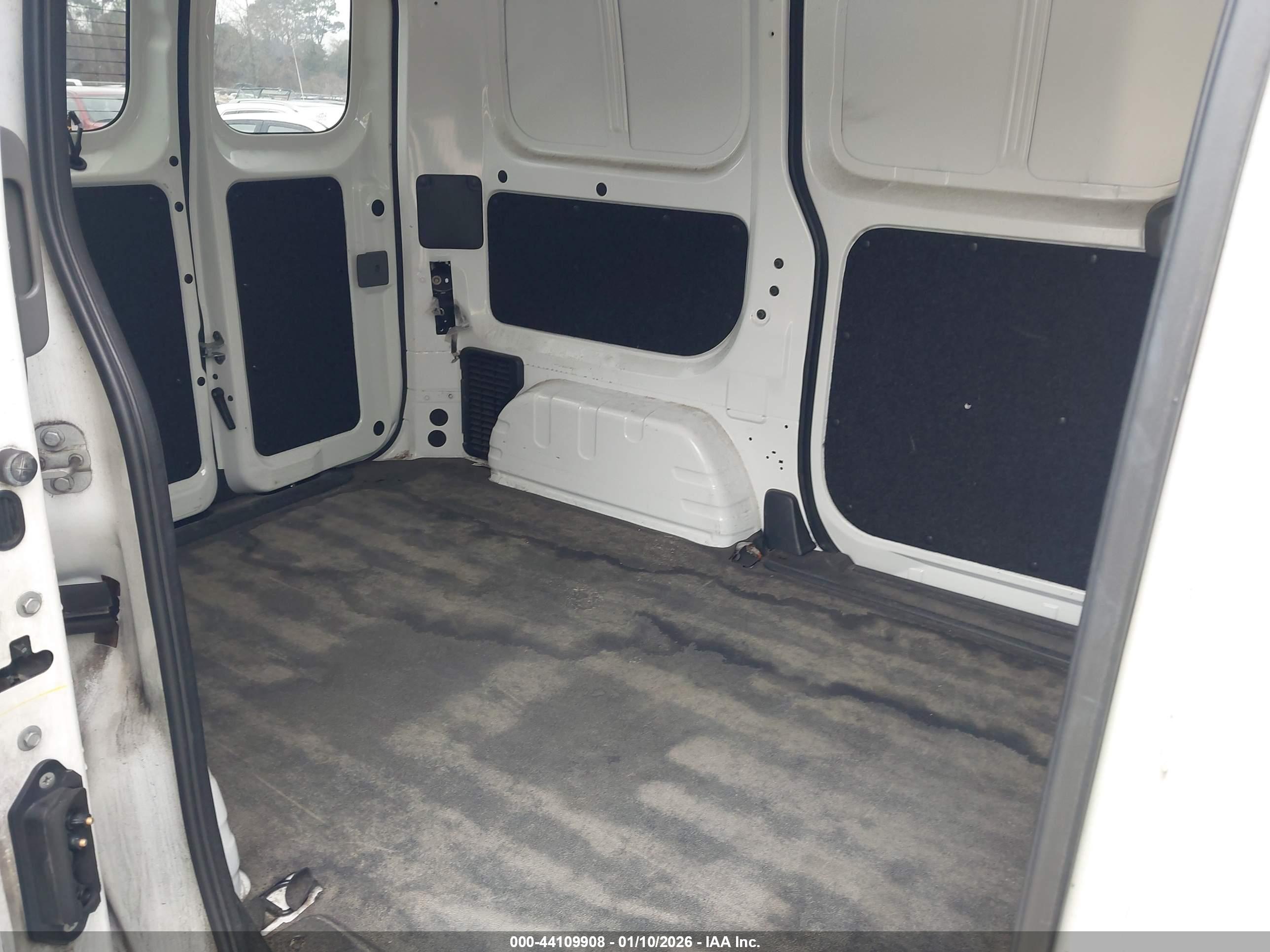 NISSAN NV200 image 8