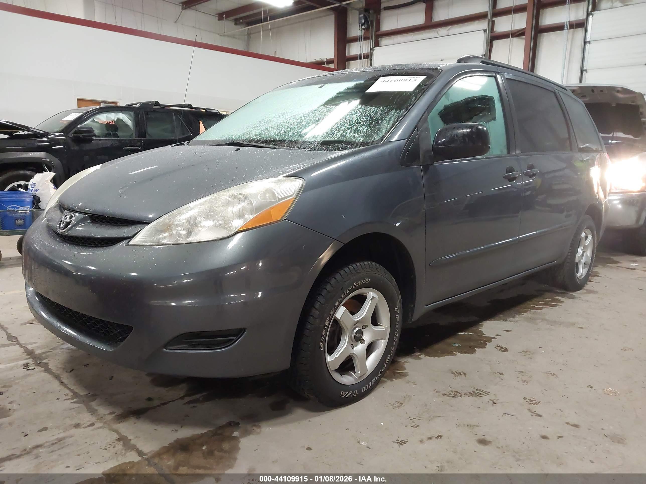 TOYOTA SIENNA image 2