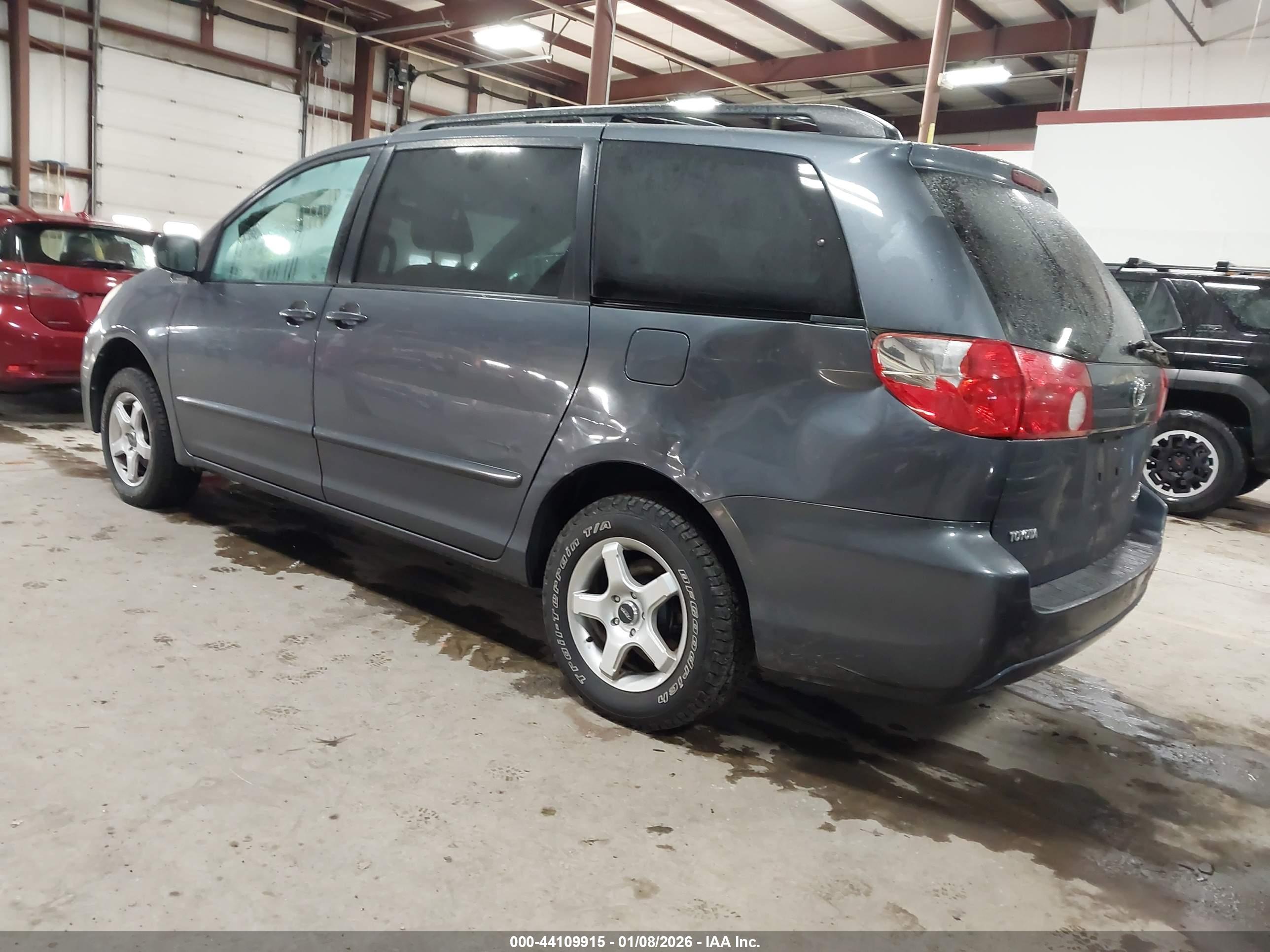 TOYOTA SIENNA image 3