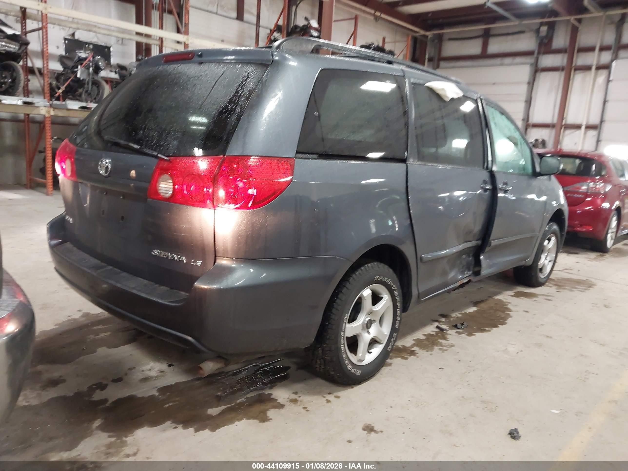 TOYOTA SIENNA image 4