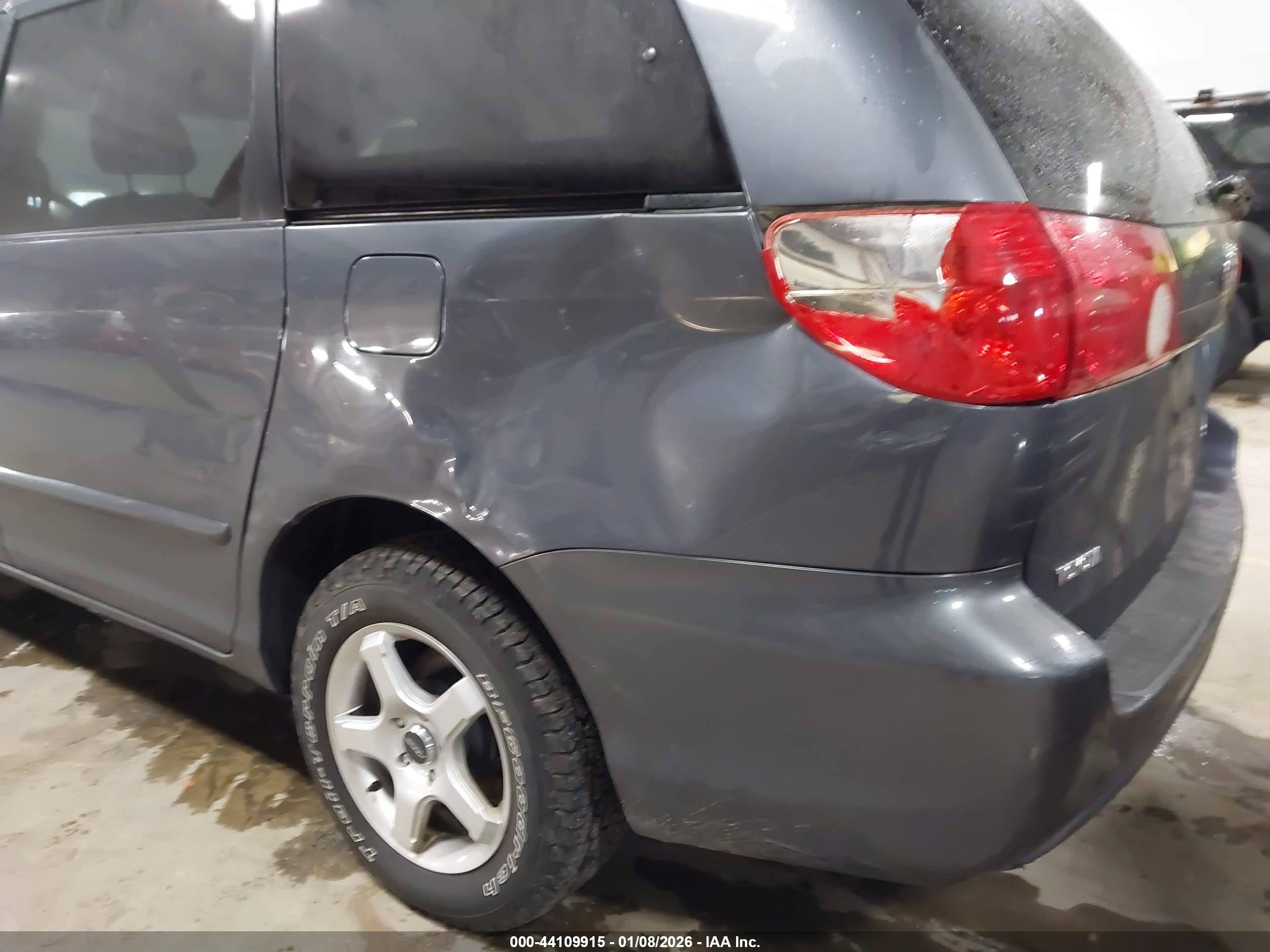 TOYOTA SIENNA image 6
