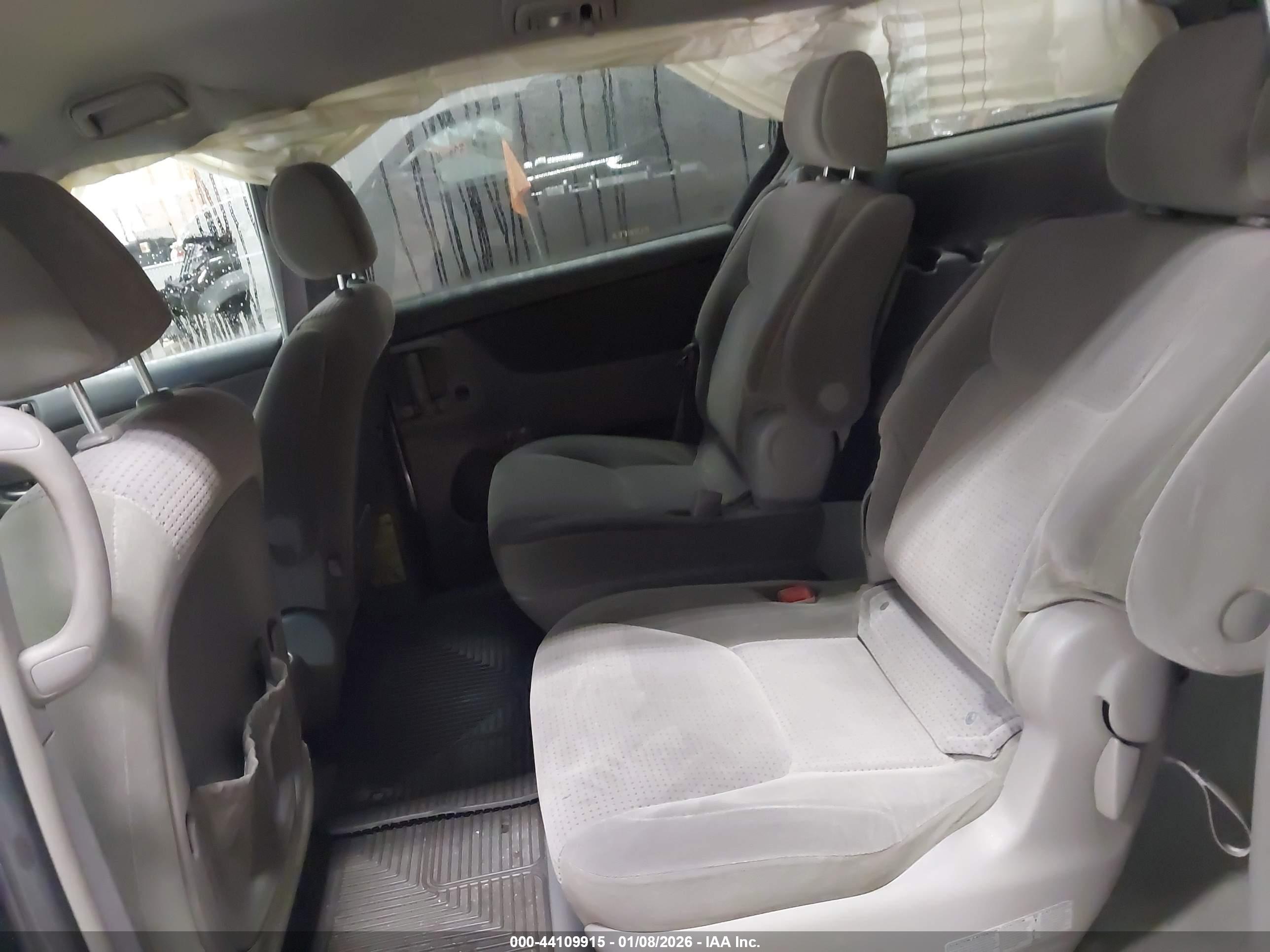 TOYOTA SIENNA image 8