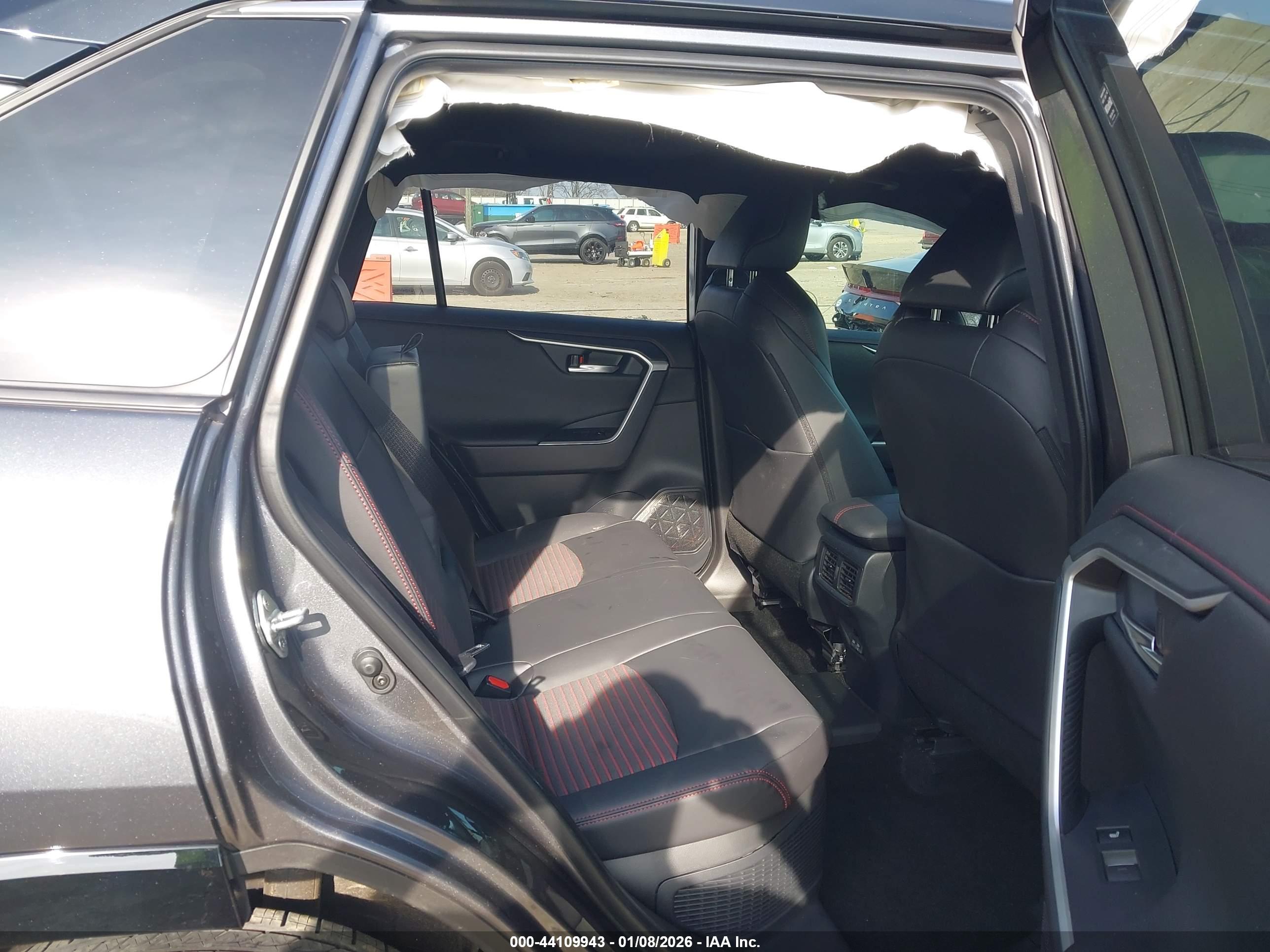 TOYOTA RAV4 image 8