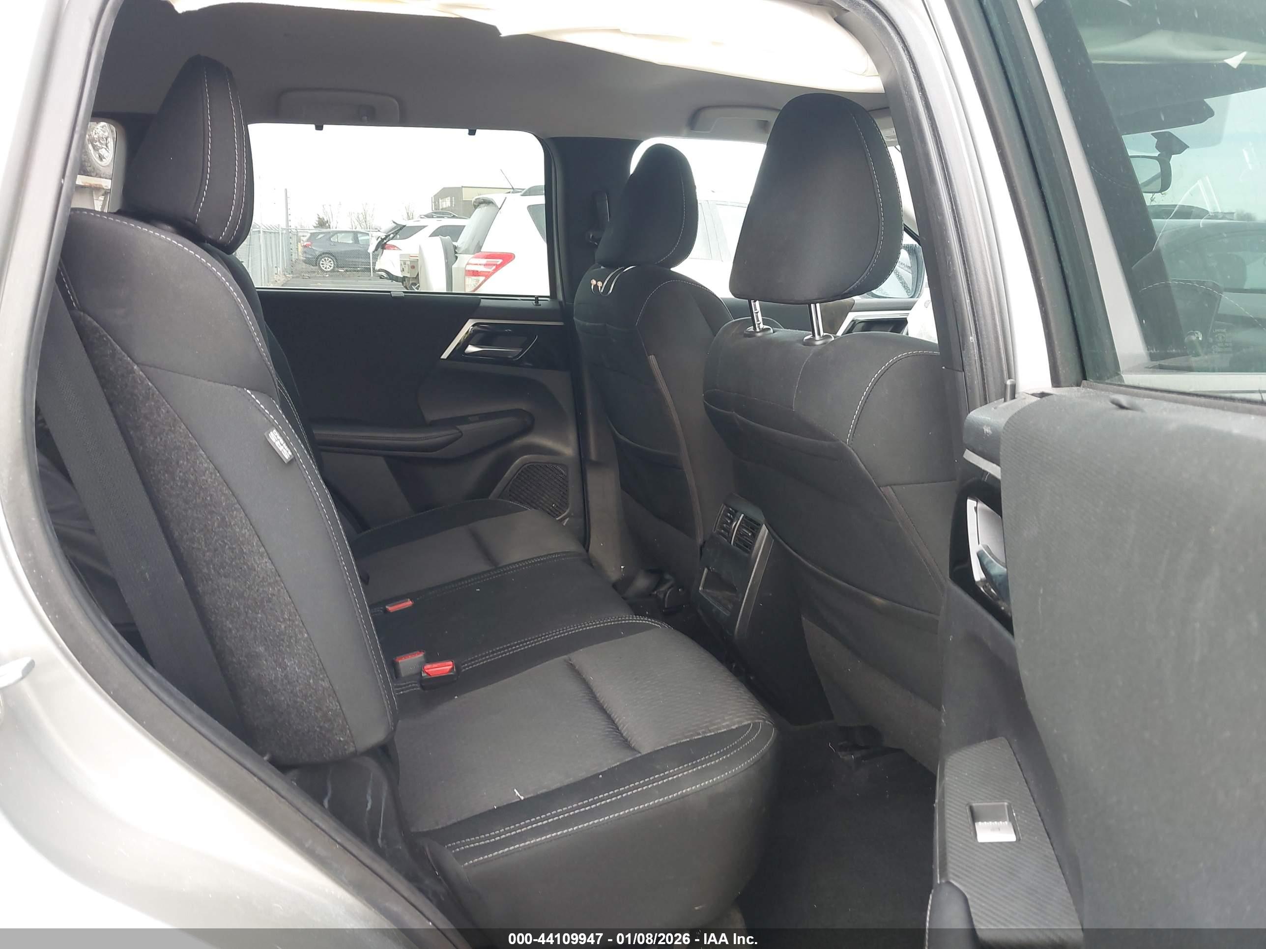 MITSUBISHI OUTLANDER image 8