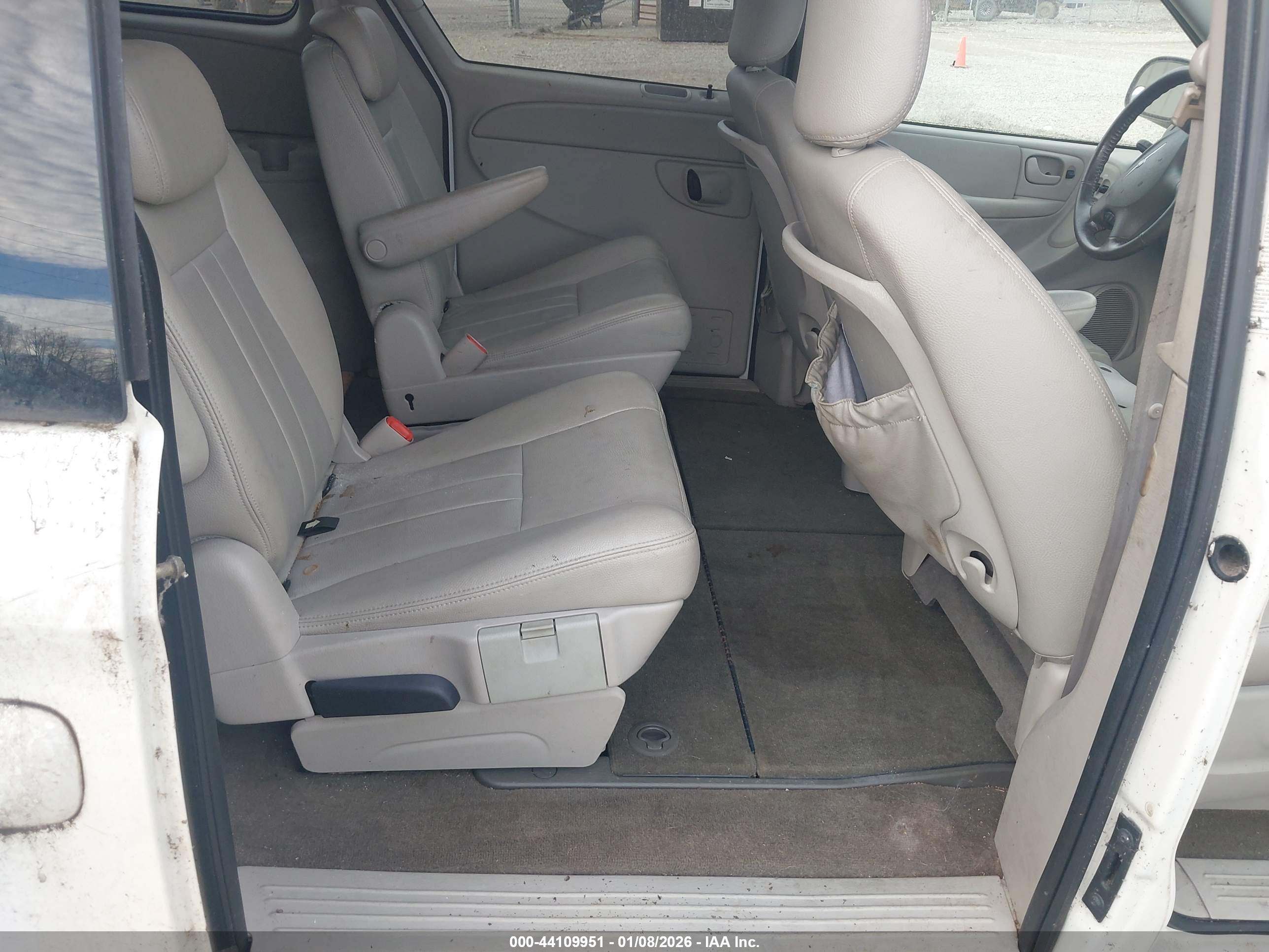 CHRYSLER TOWN image 8