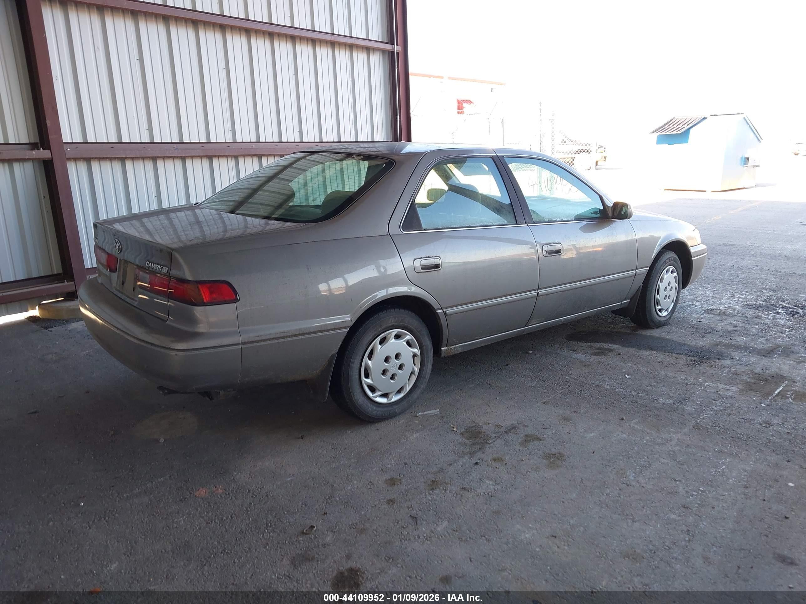 TOYOTA CAMRY image 4