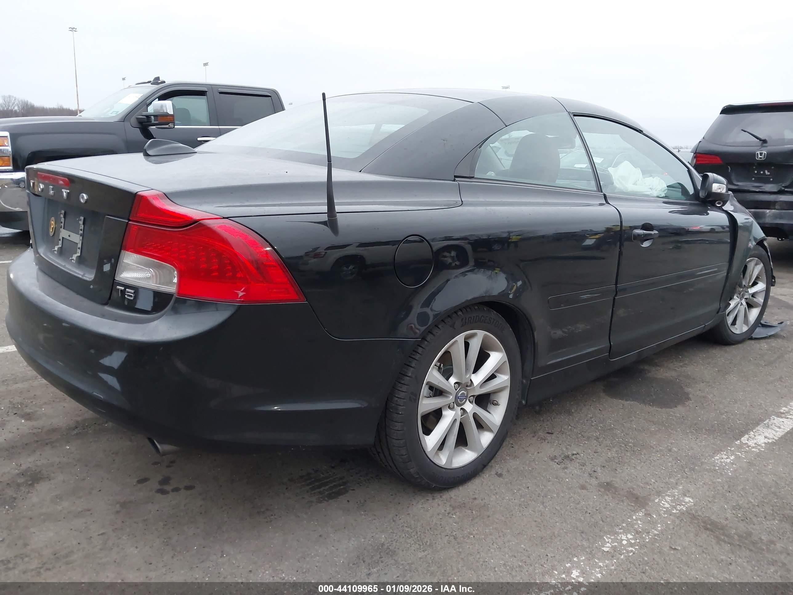 VOLVO C70 image 4