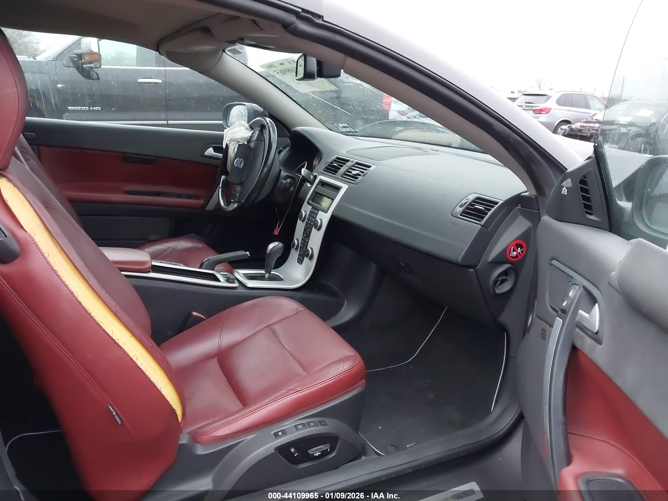VOLVO C70 image 8