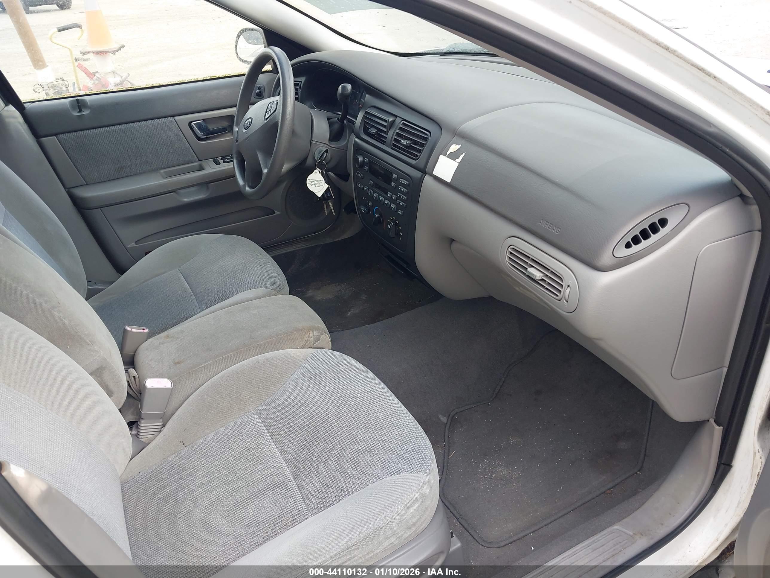 FORD TAURUS image 5