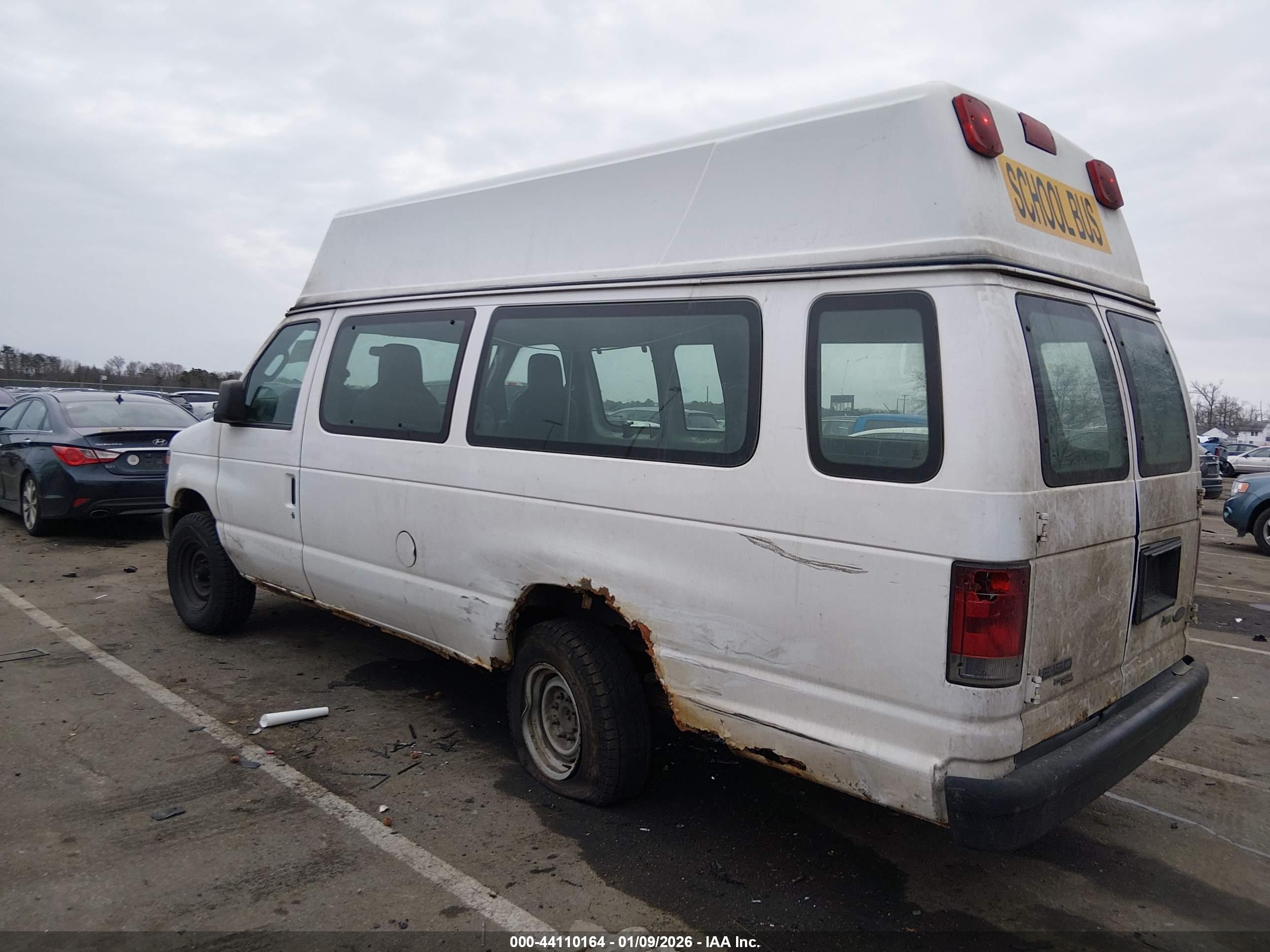 FORD E-150 image 3