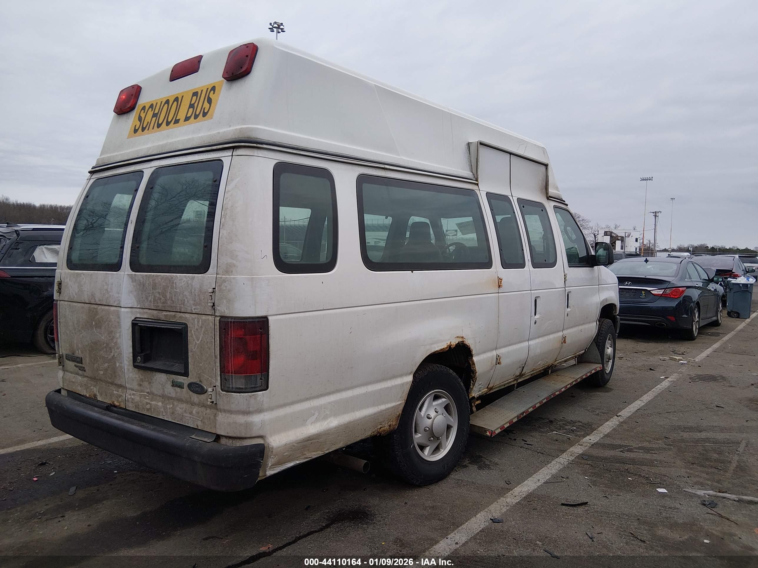FORD E-150 image 4