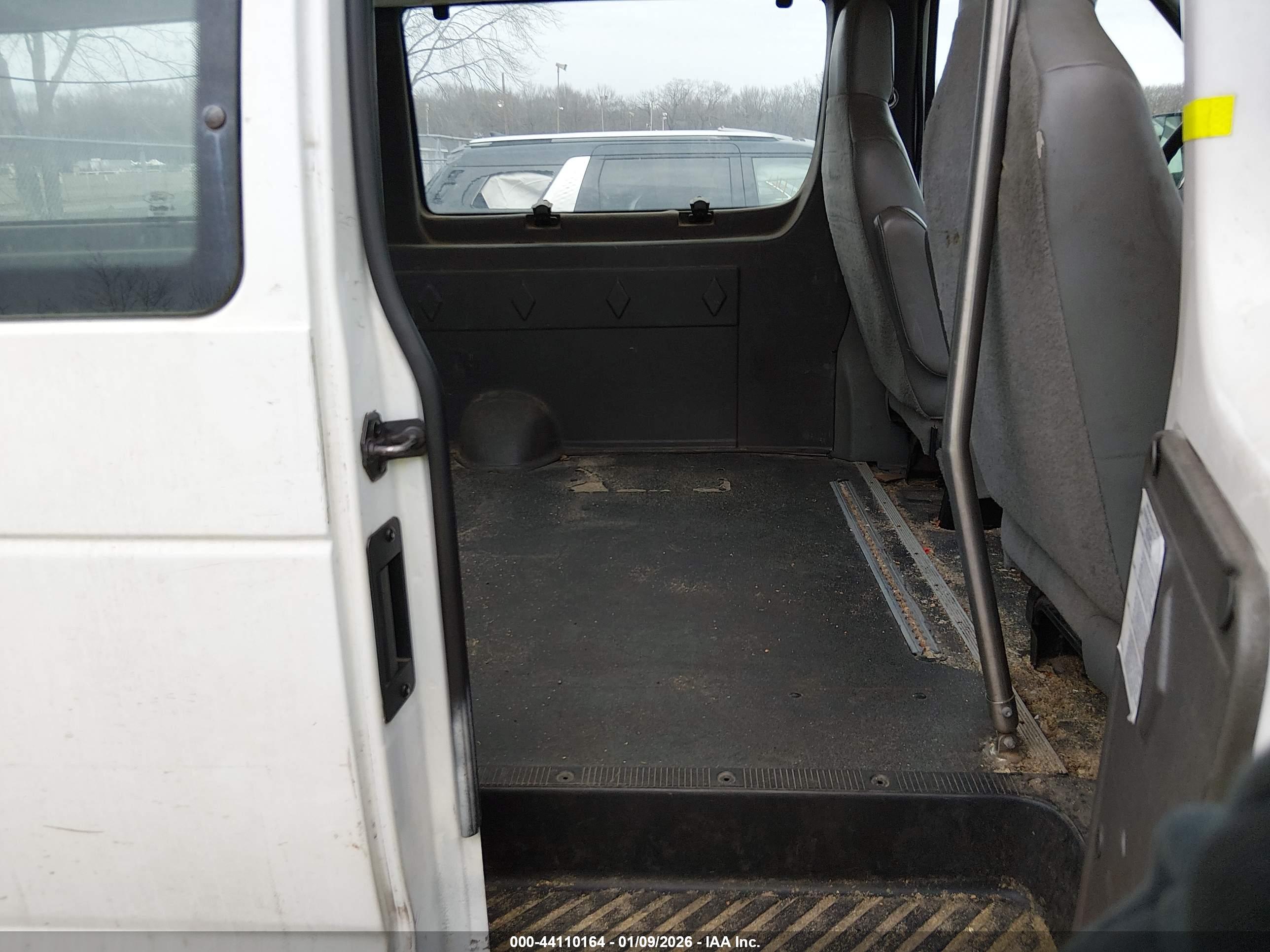 FORD E-150 image 8