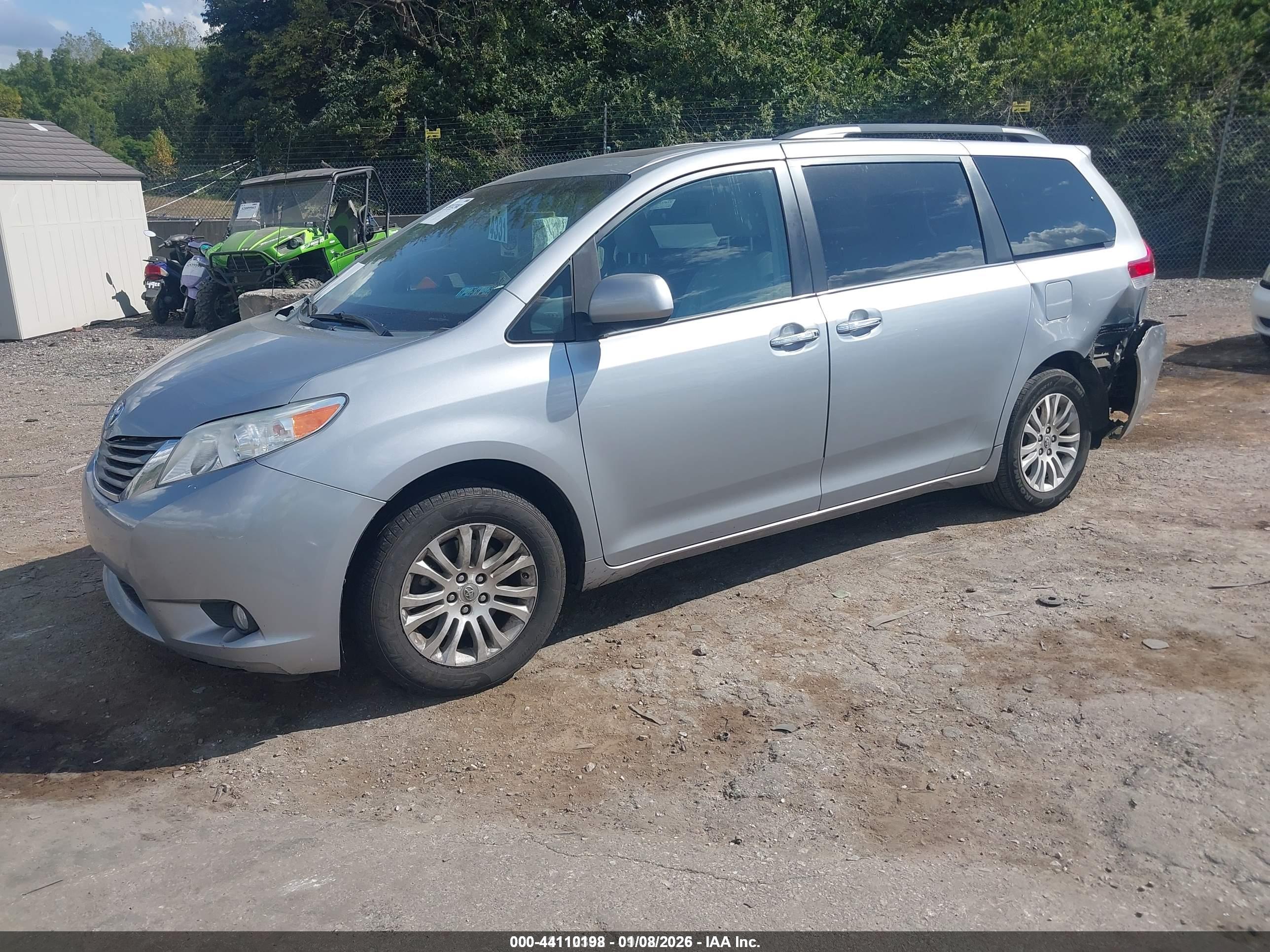 TOYOTA SIENNA image 2