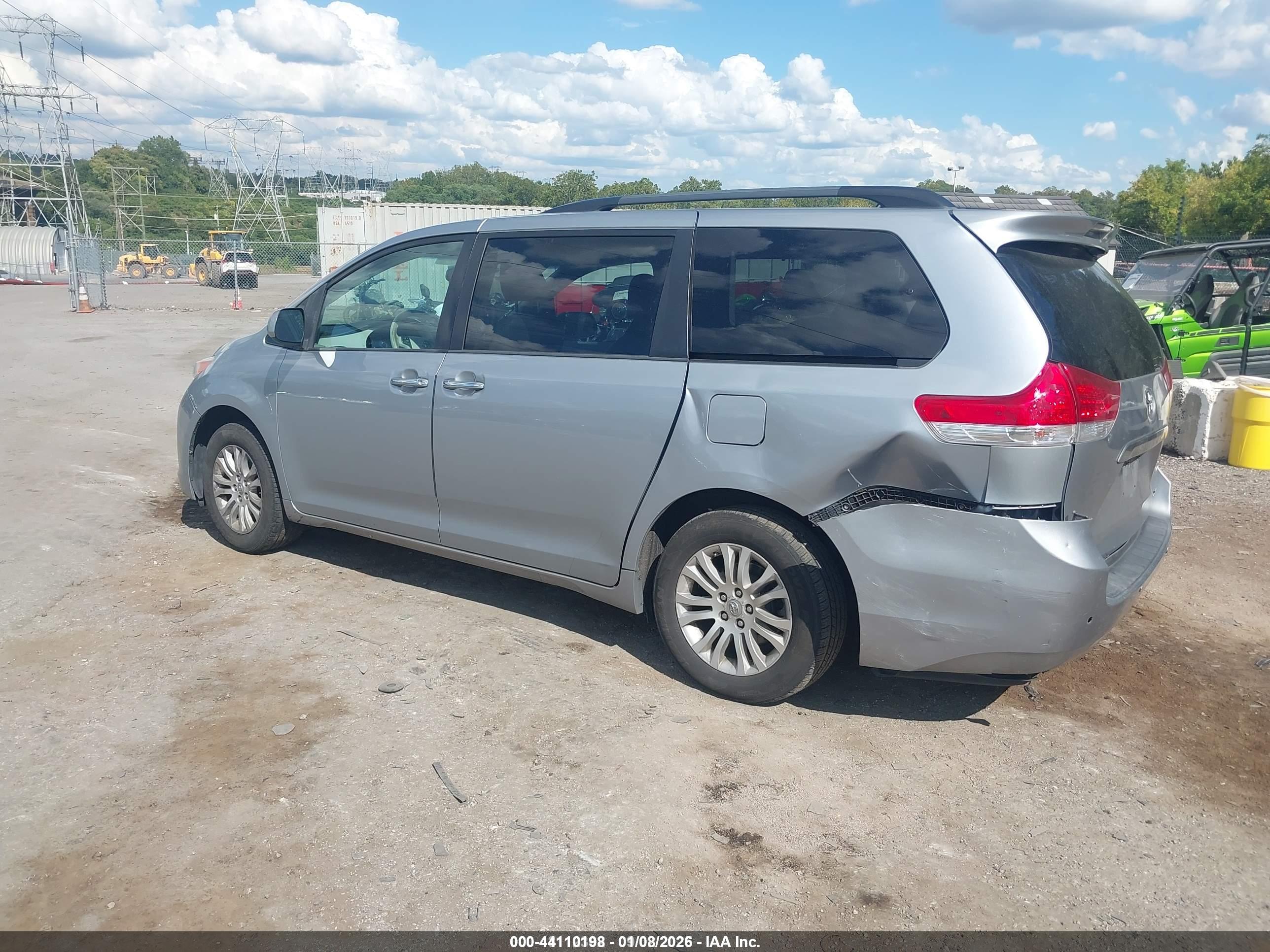 TOYOTA SIENNA image 3