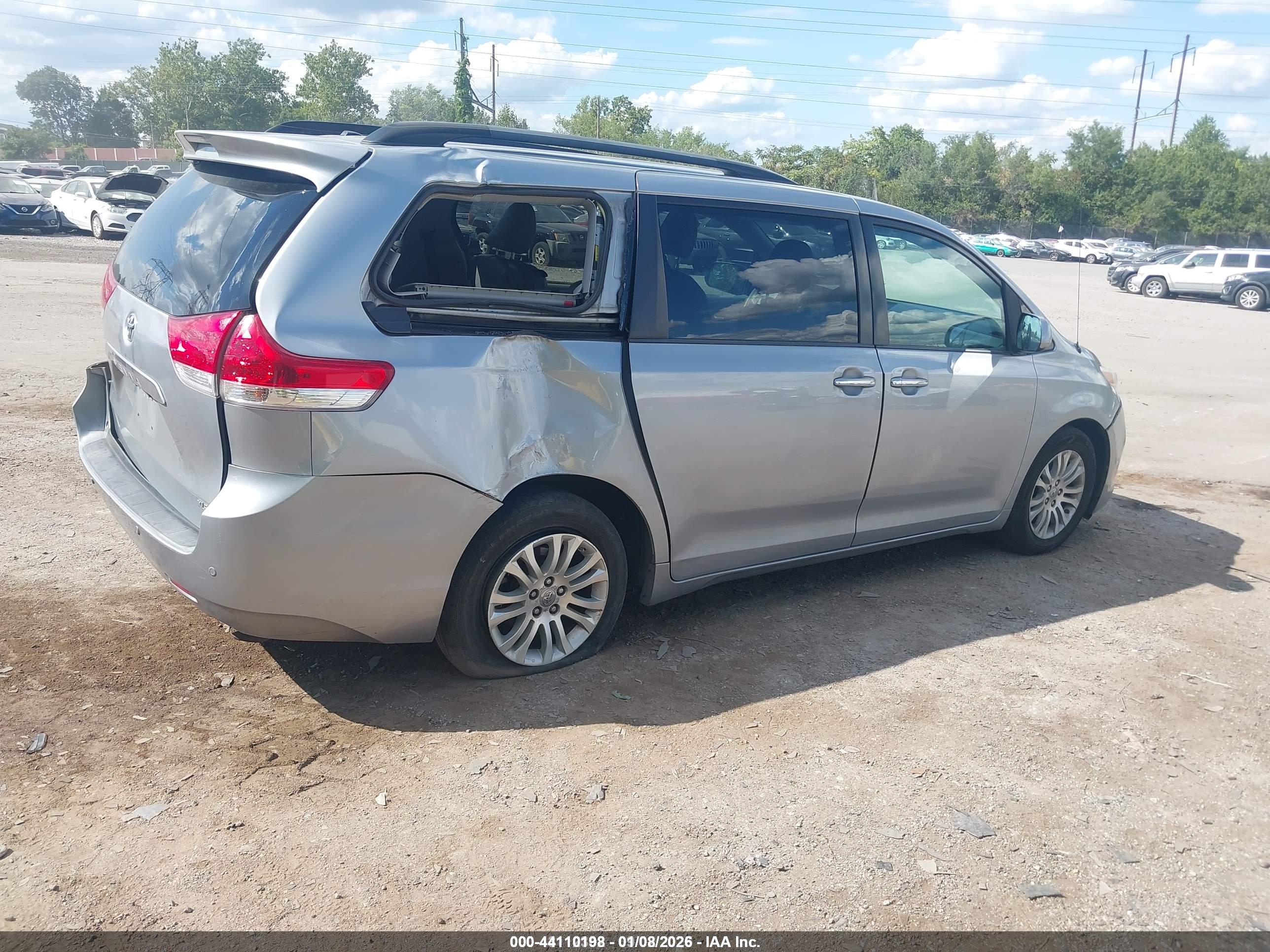 TOYOTA SIENNA image 4
