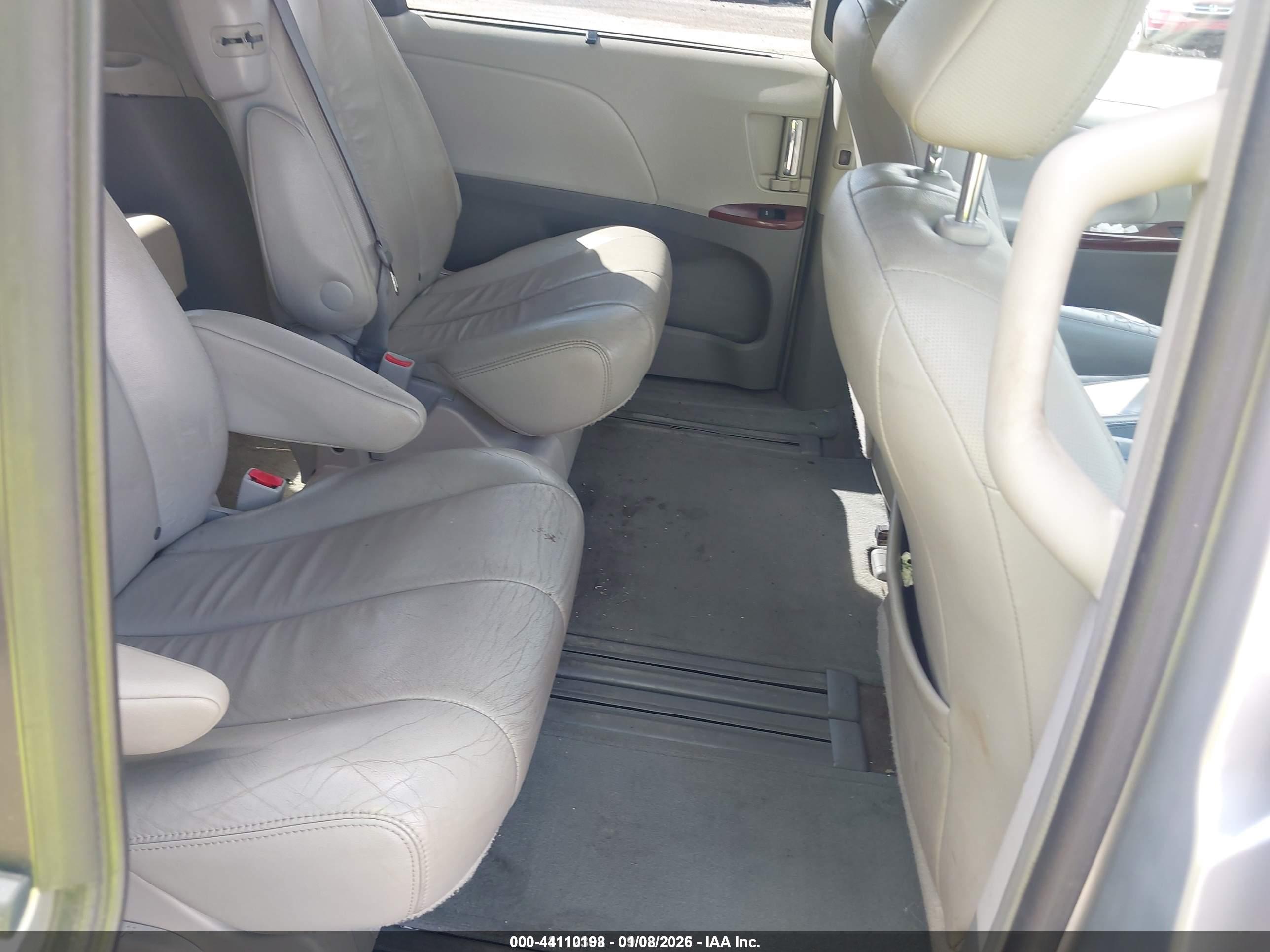 TOYOTA SIENNA image 8