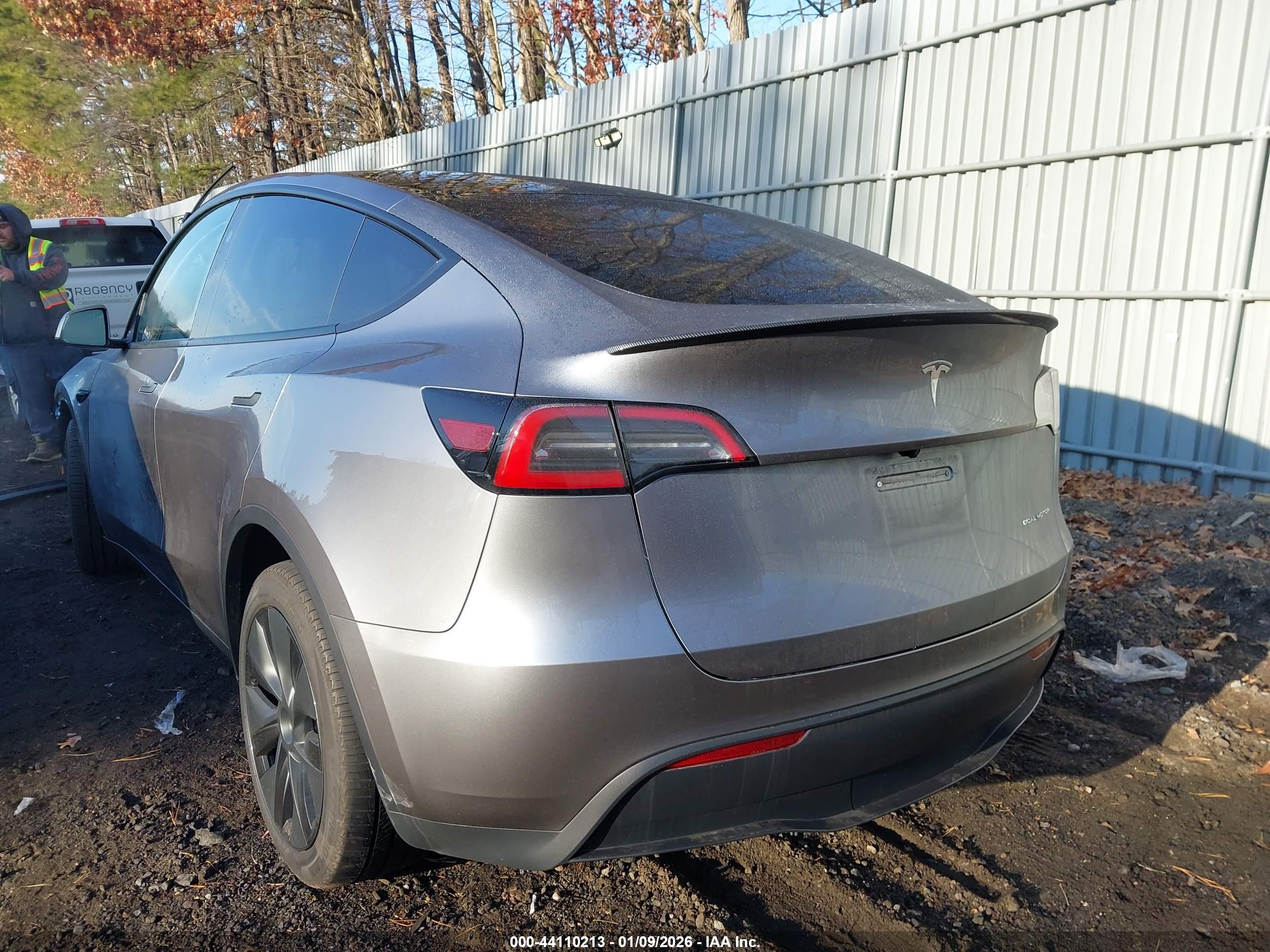 TESLA MODEL image 3