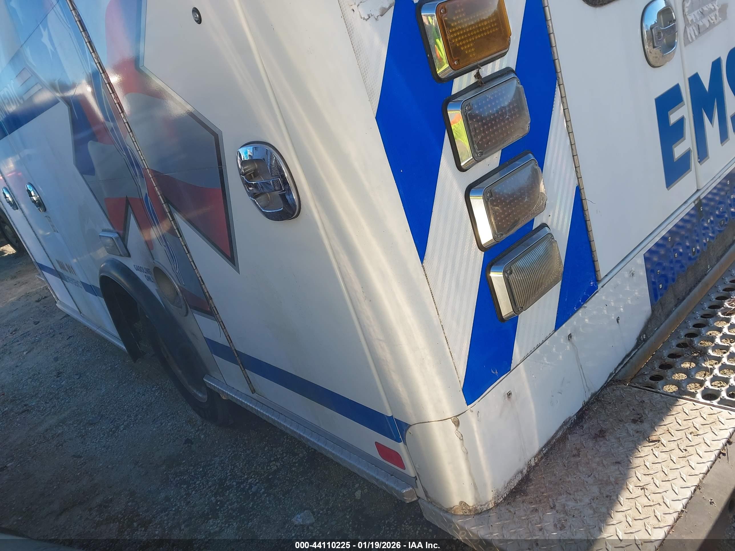 CHEVROLET EXPRESS image 3