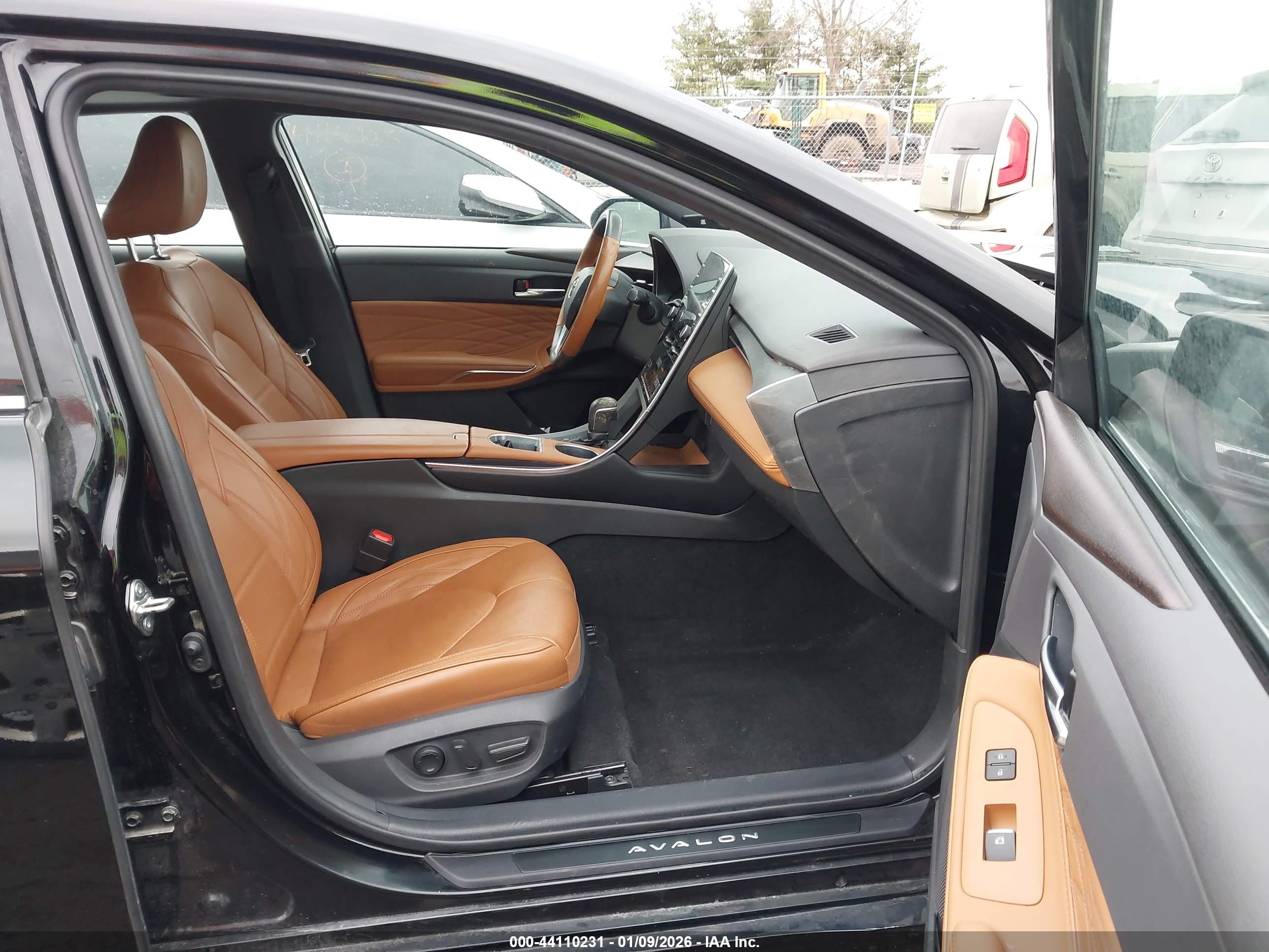 TOYOTA AVALON image 5