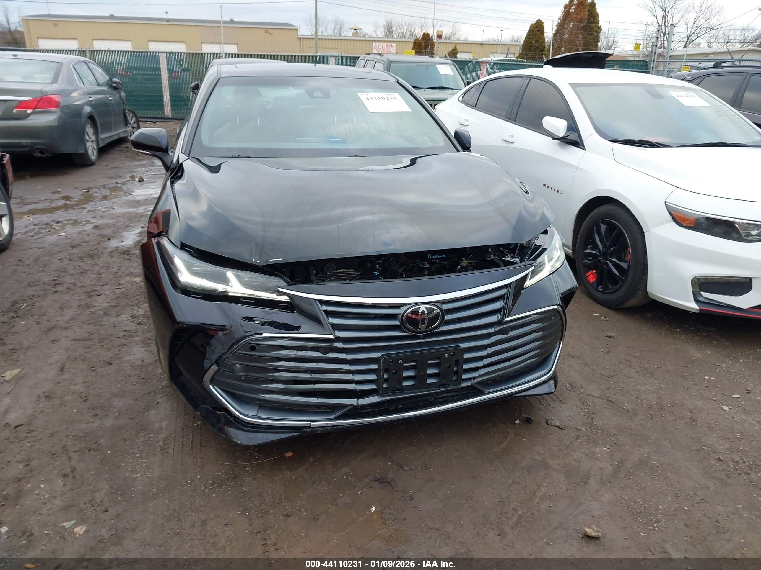 TOYOTA AVALON image 6