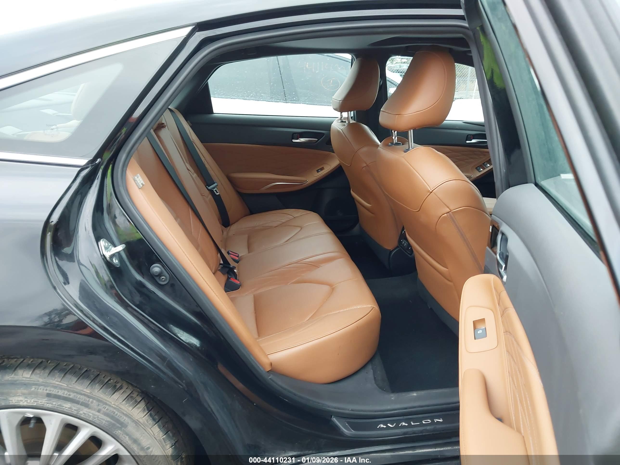 TOYOTA AVALON image 8