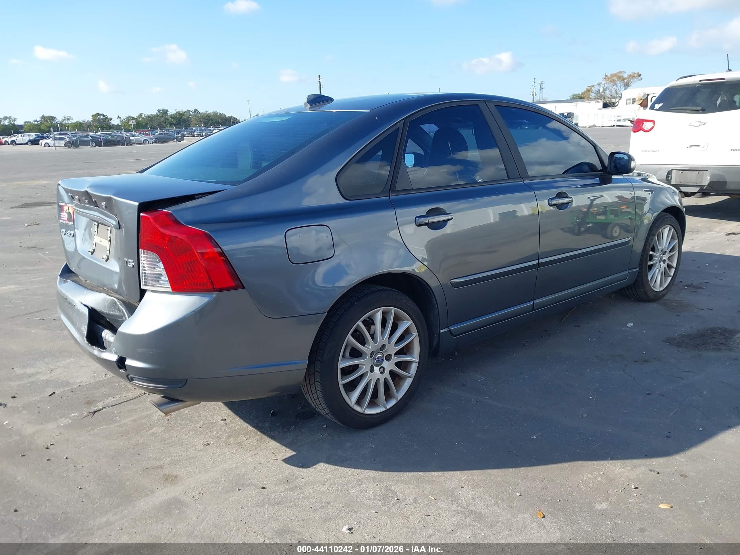 VOLVO S40 image 4