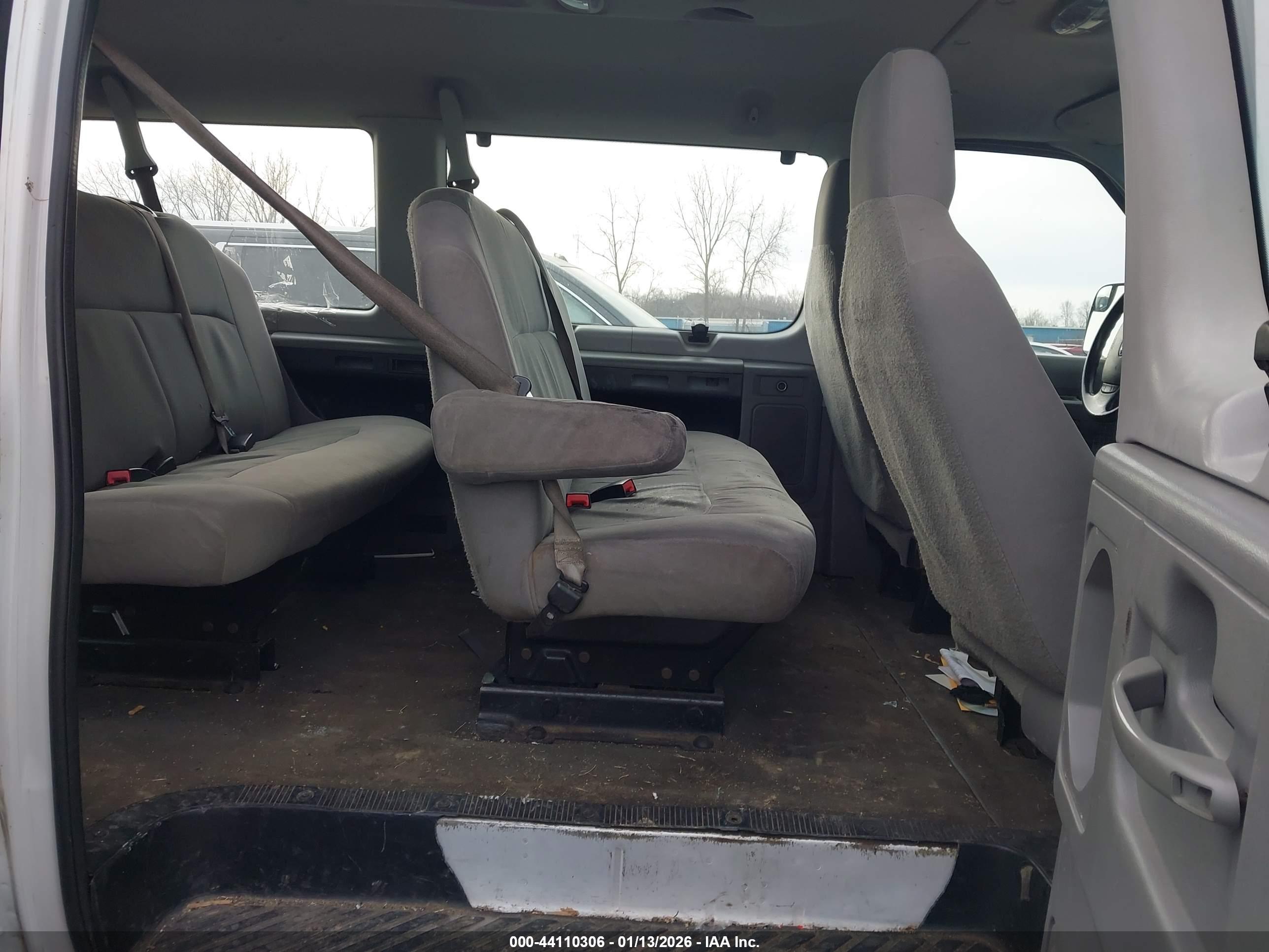FORD E-350 image 8