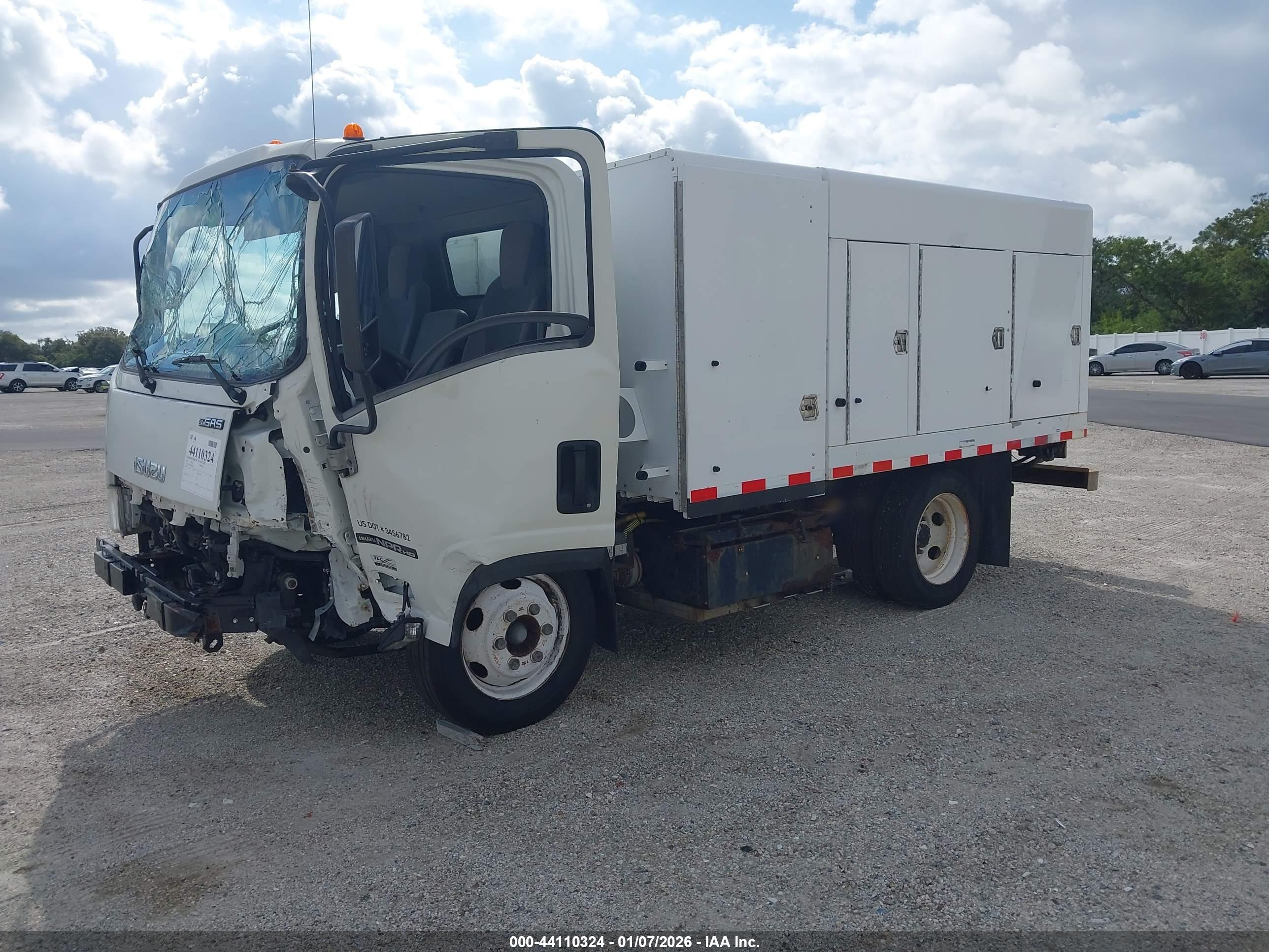 ISUZU NPR image 2