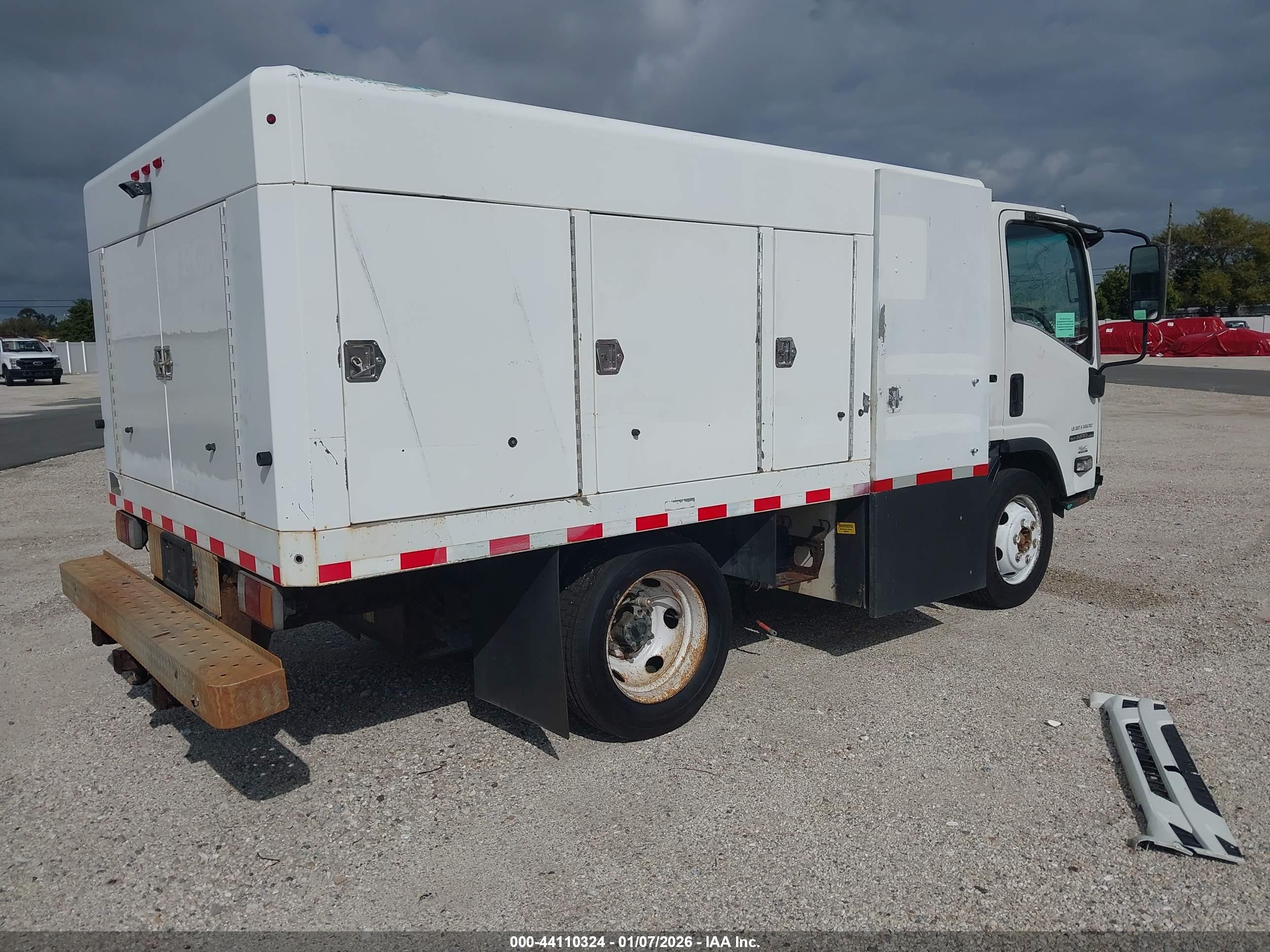 ISUZU NPR image 4