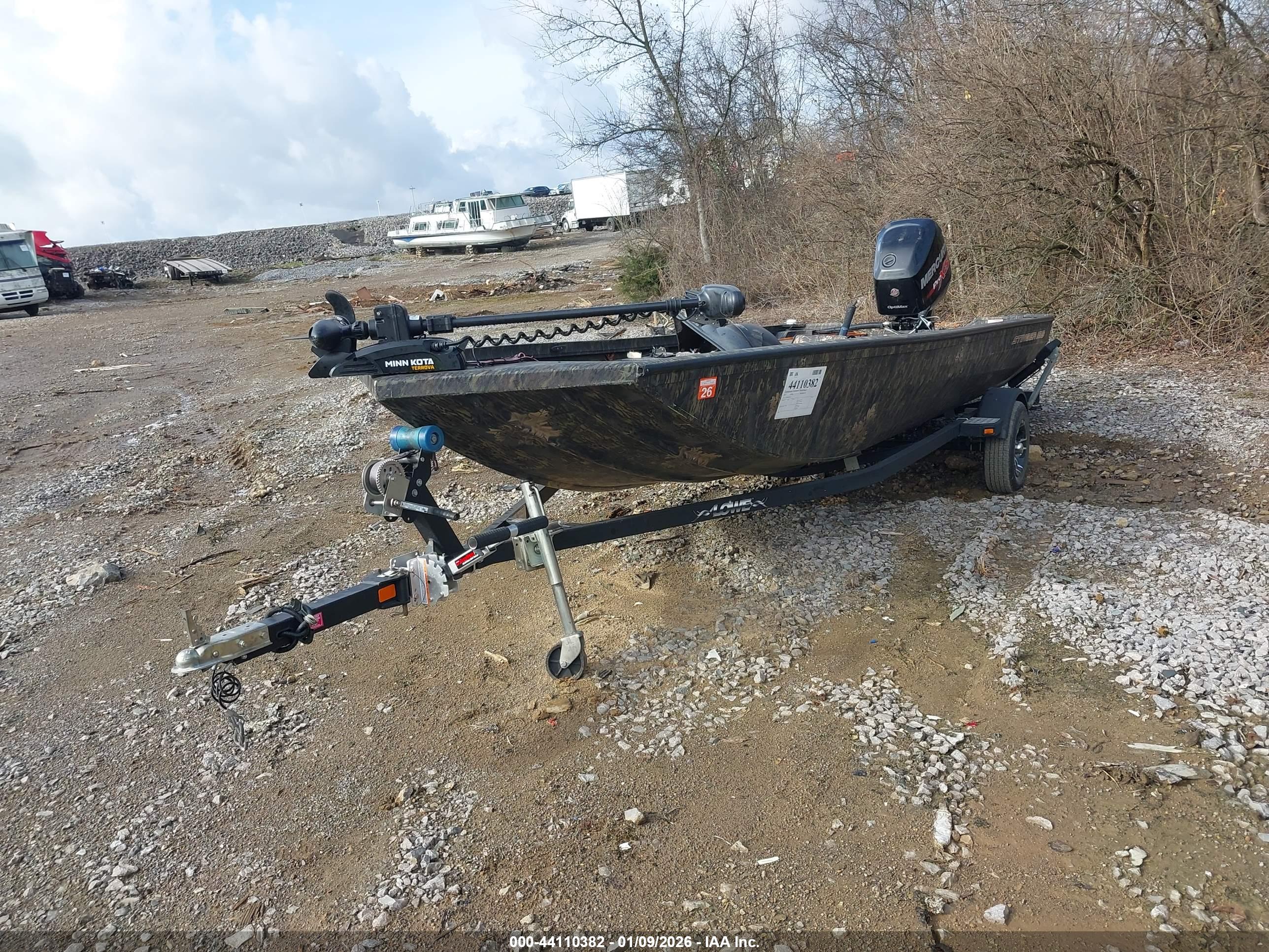 LOWE BASSBOAT image 2