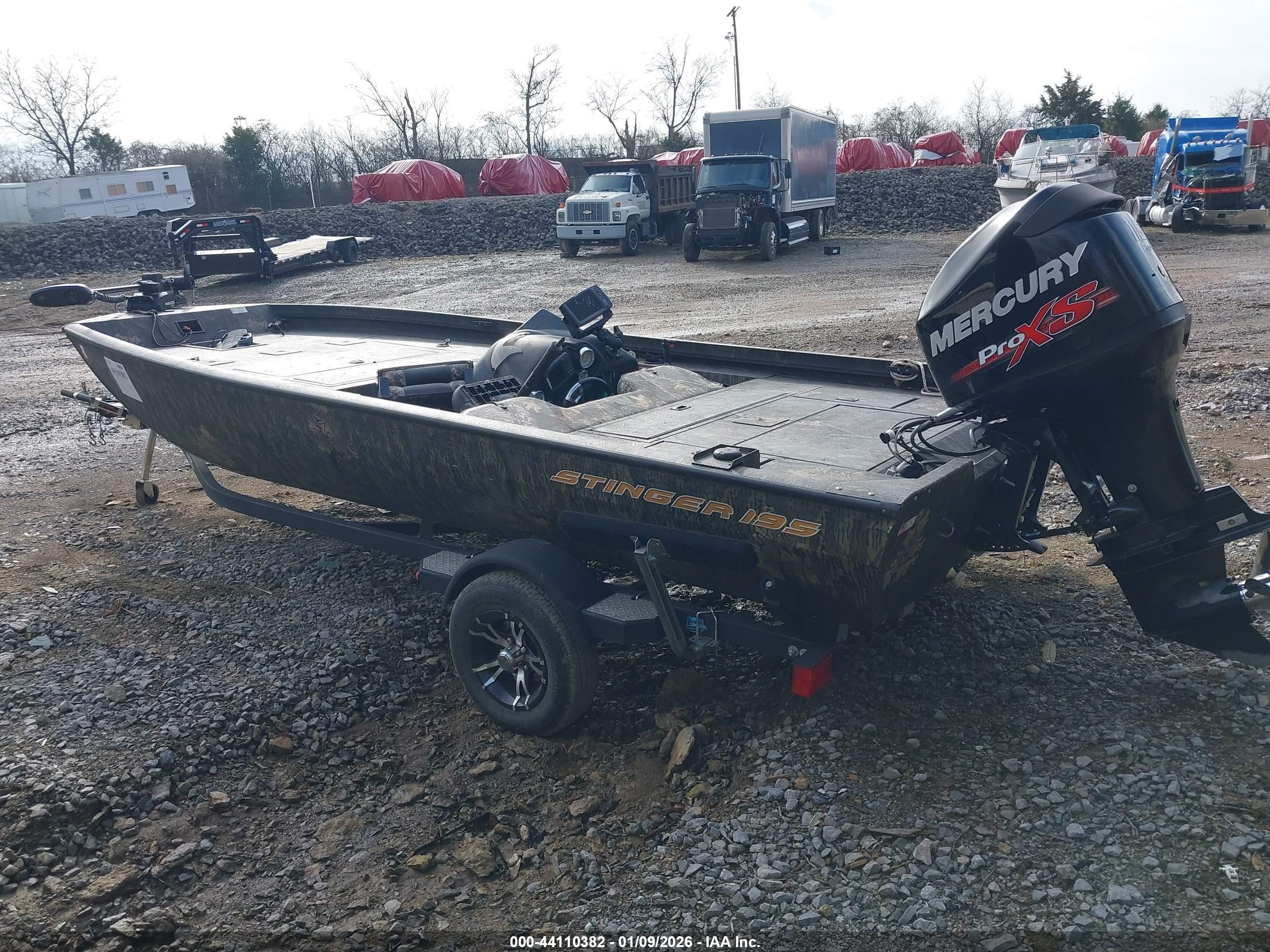 LOWE BASSBOAT image 3