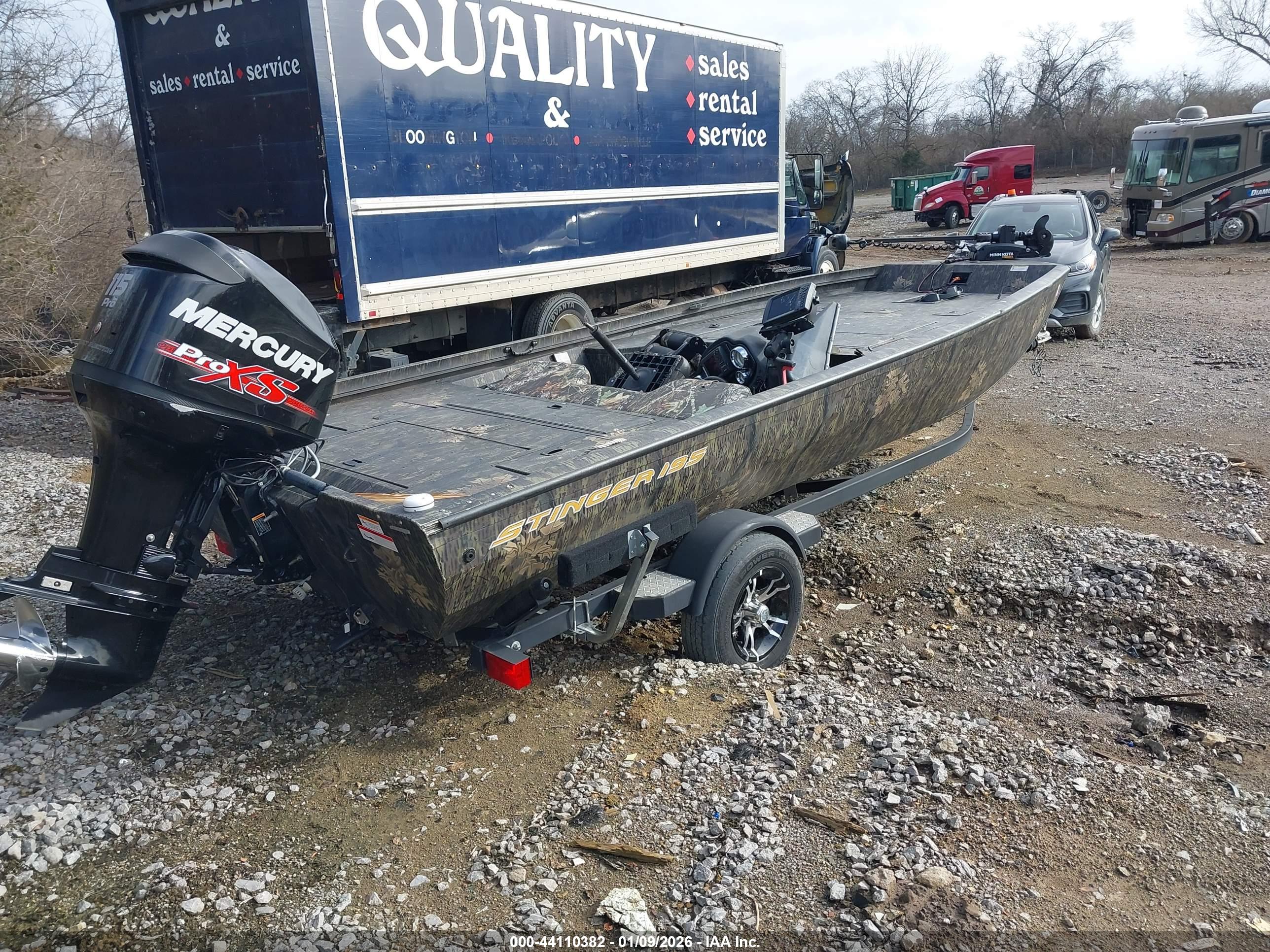 LOWE BASSBOAT image 4
