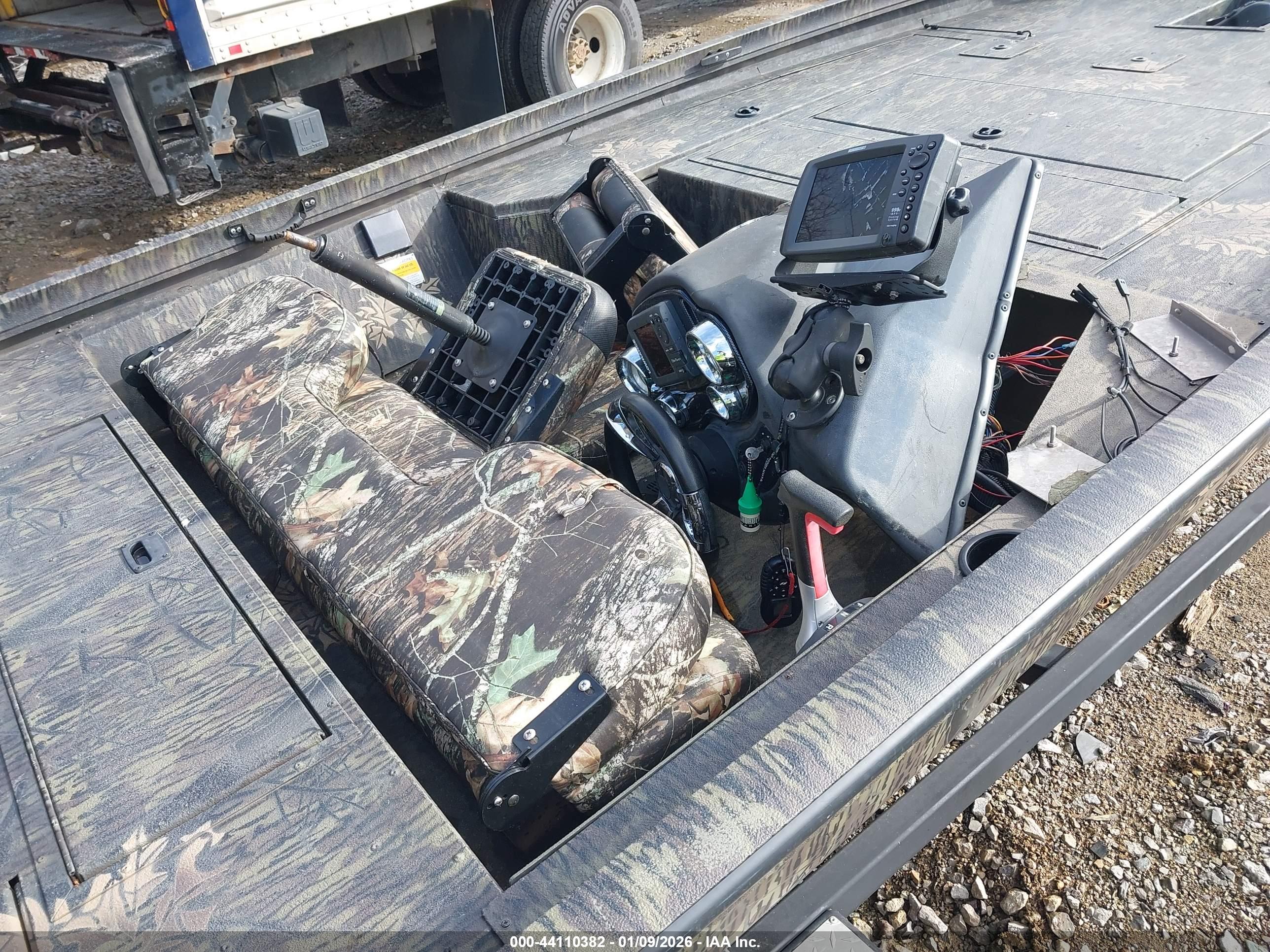 LOWE BASSBOAT image 5