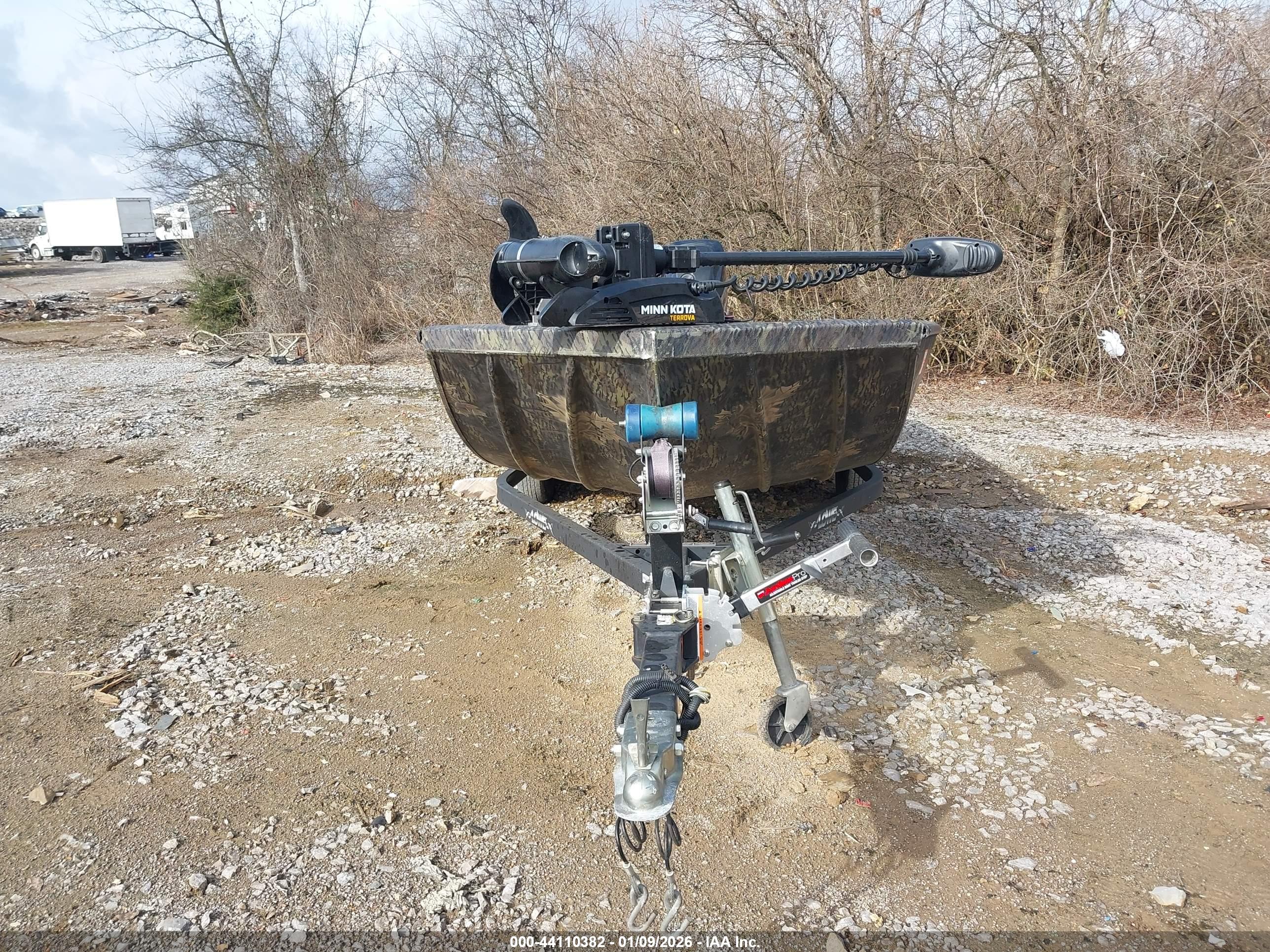 LOWE BASSBOAT image 6