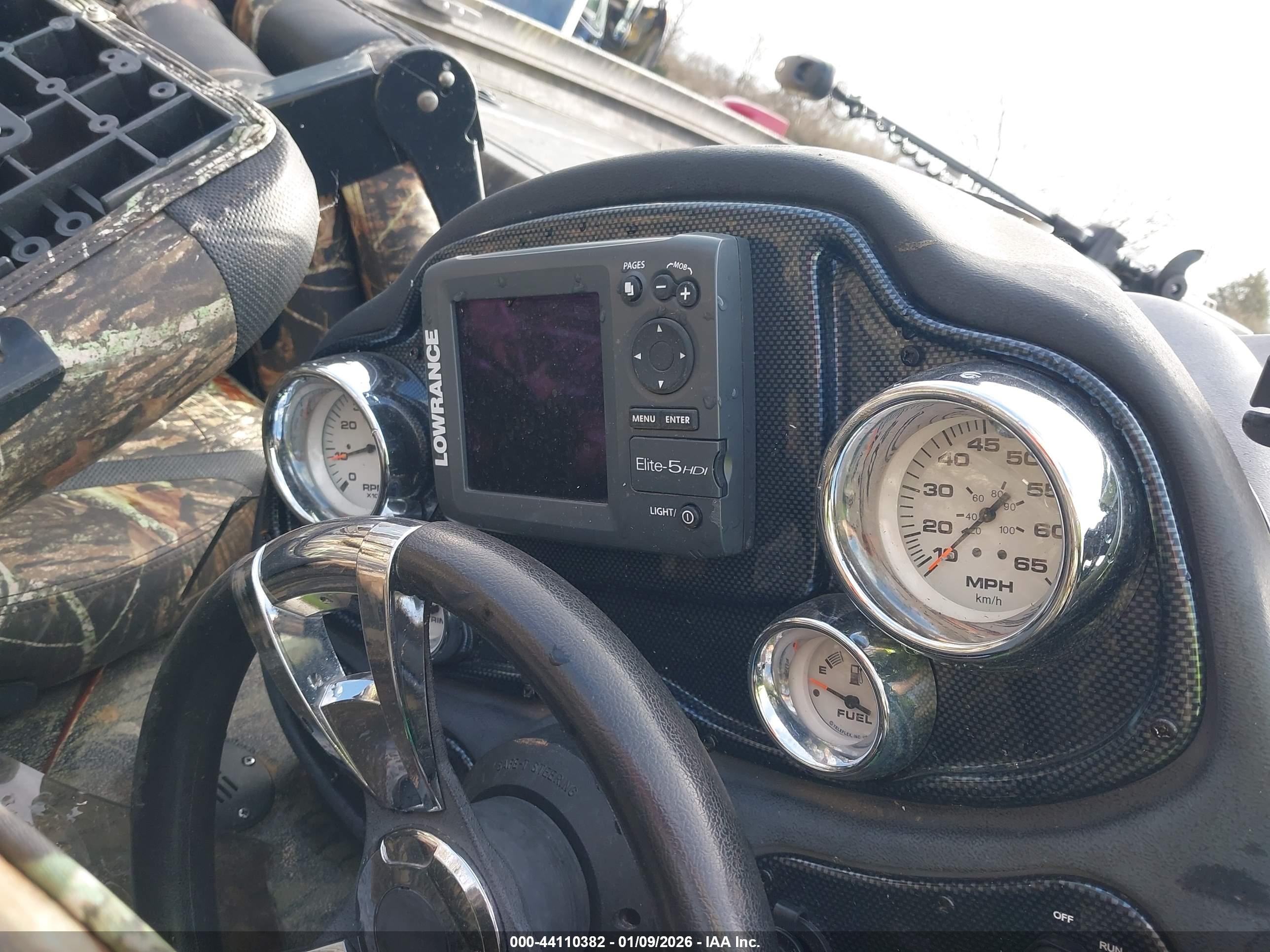 LOWE BASSBOAT image 7