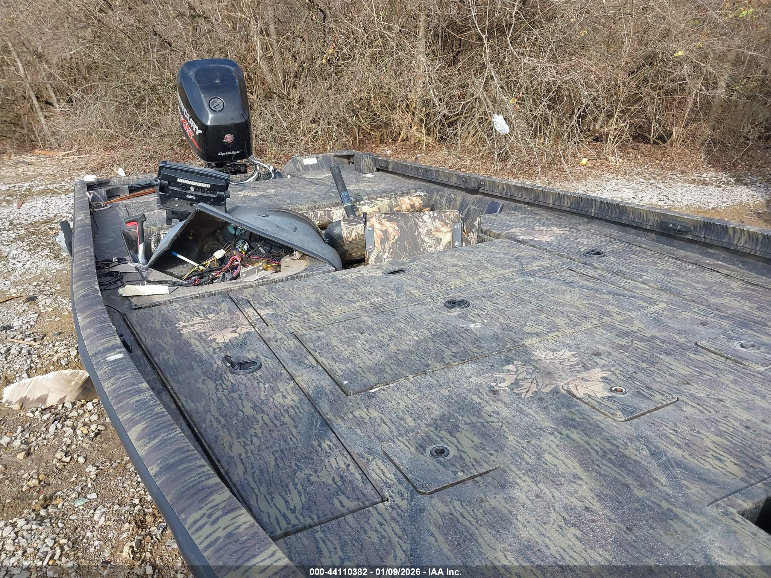 LOWE BASSBOAT image 8